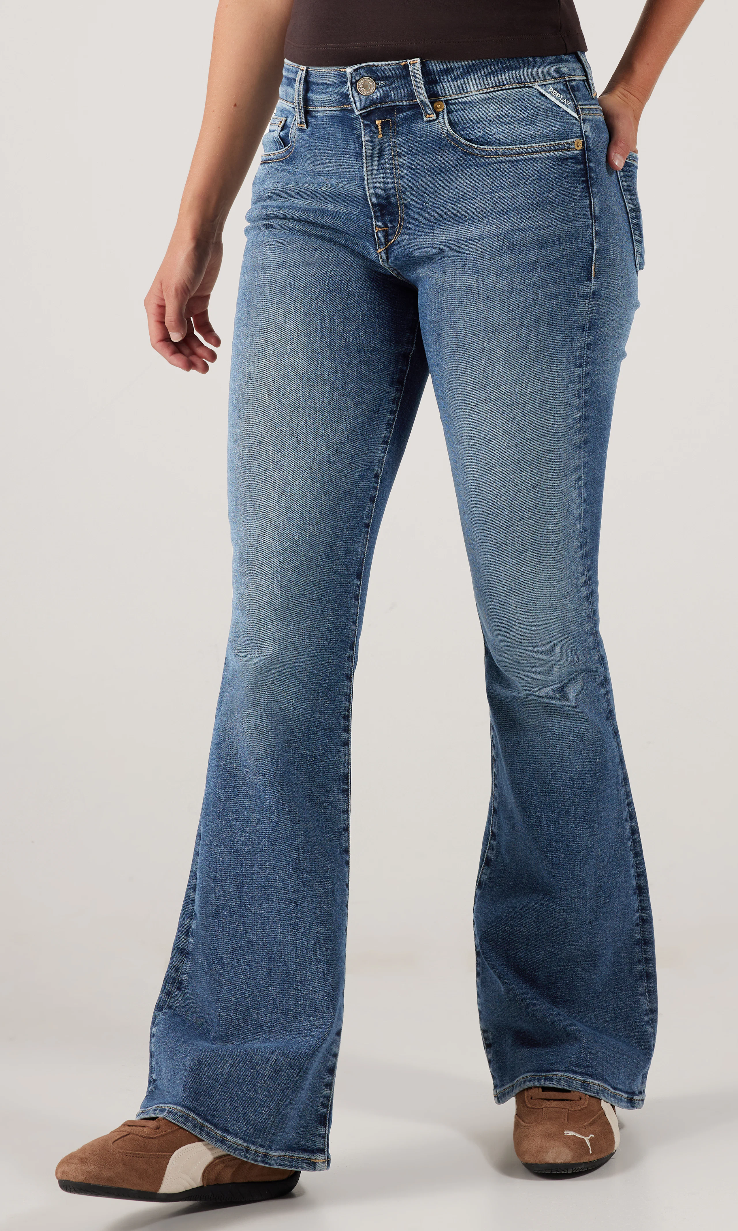 Joella Flare Power Stretch Mörkblå Jeans. Front. Model.