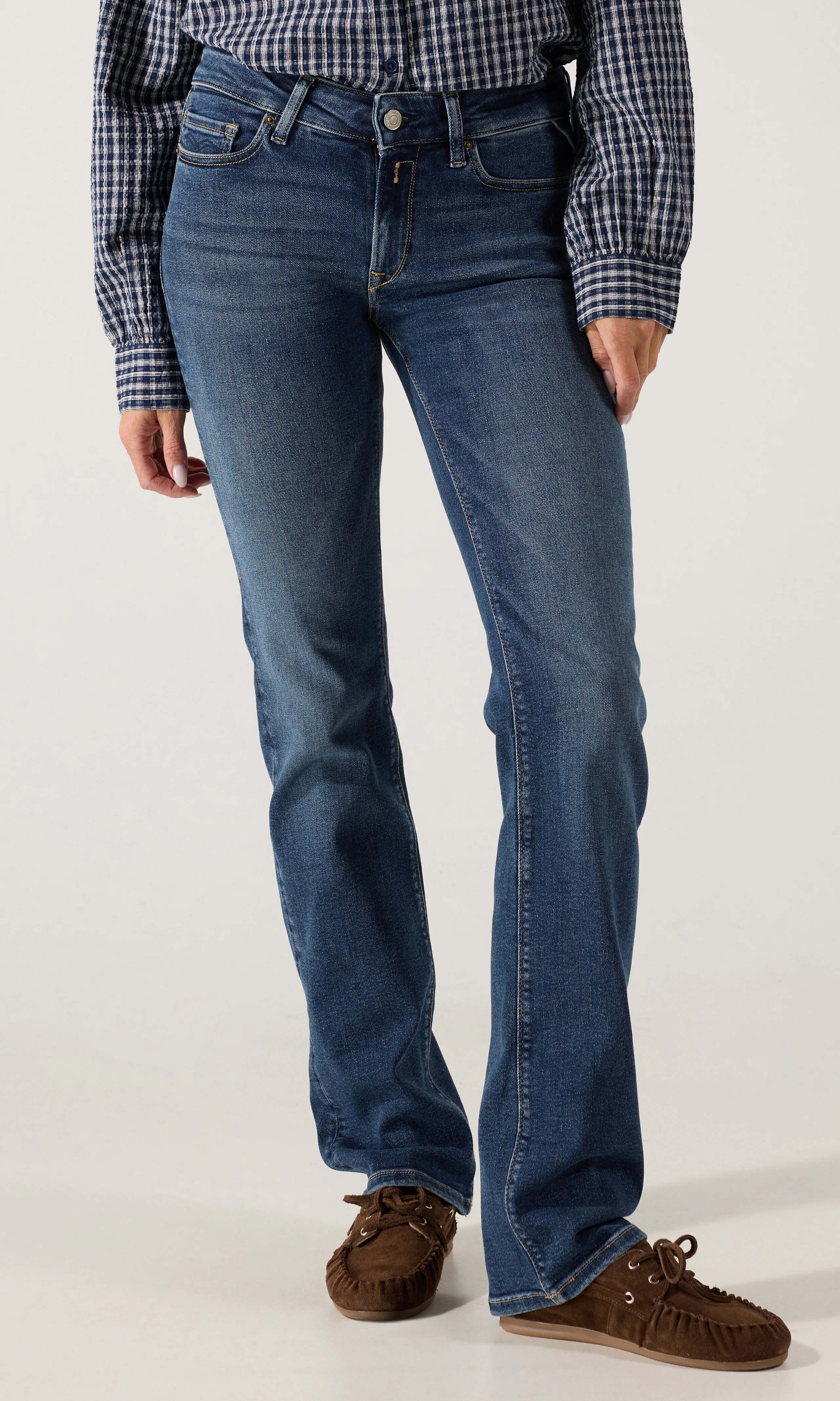 New Luz Bootcut Power Stretch Mörkblå Jeans. Front. Model.