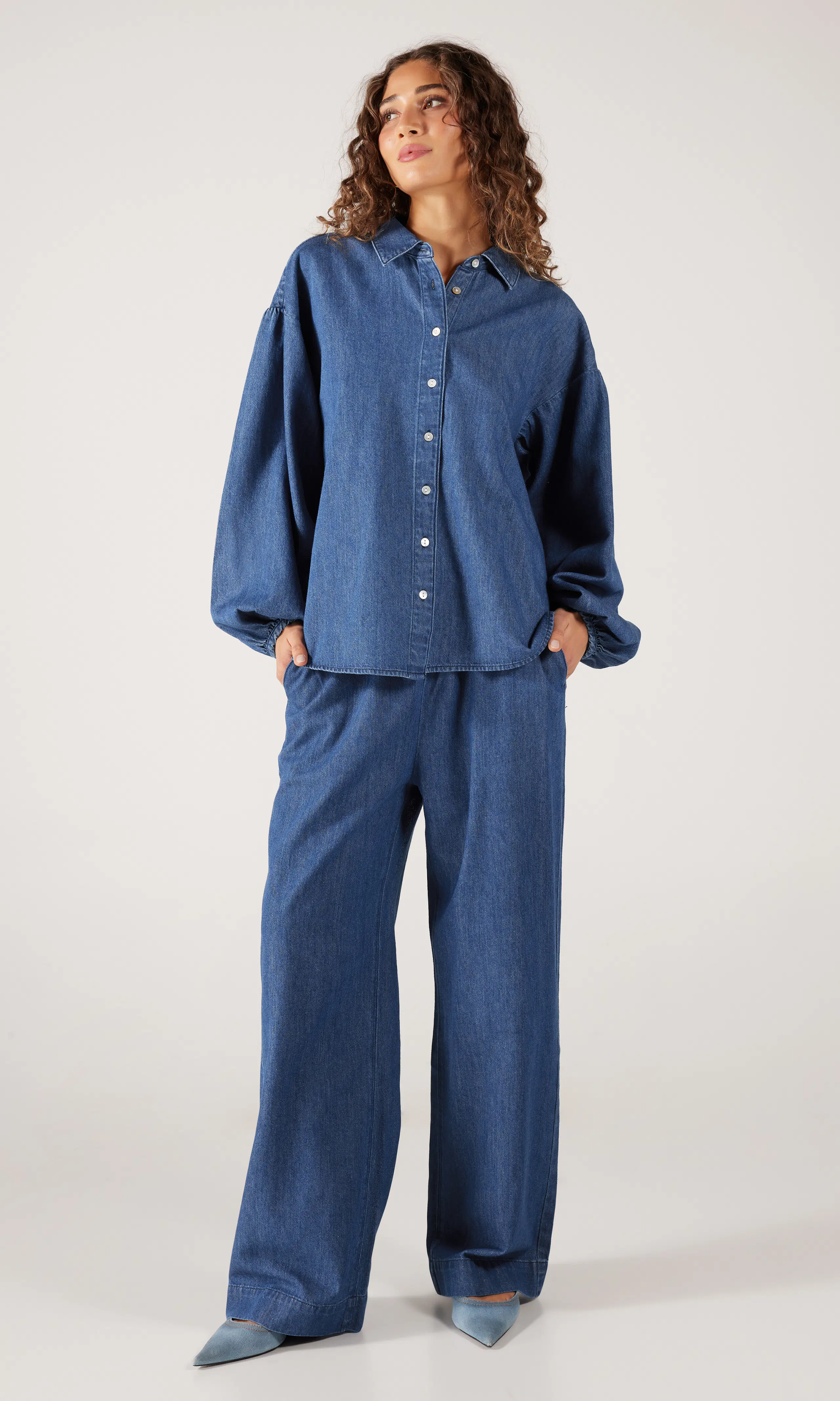 Cora Denim Bukser. Front 1. Model.