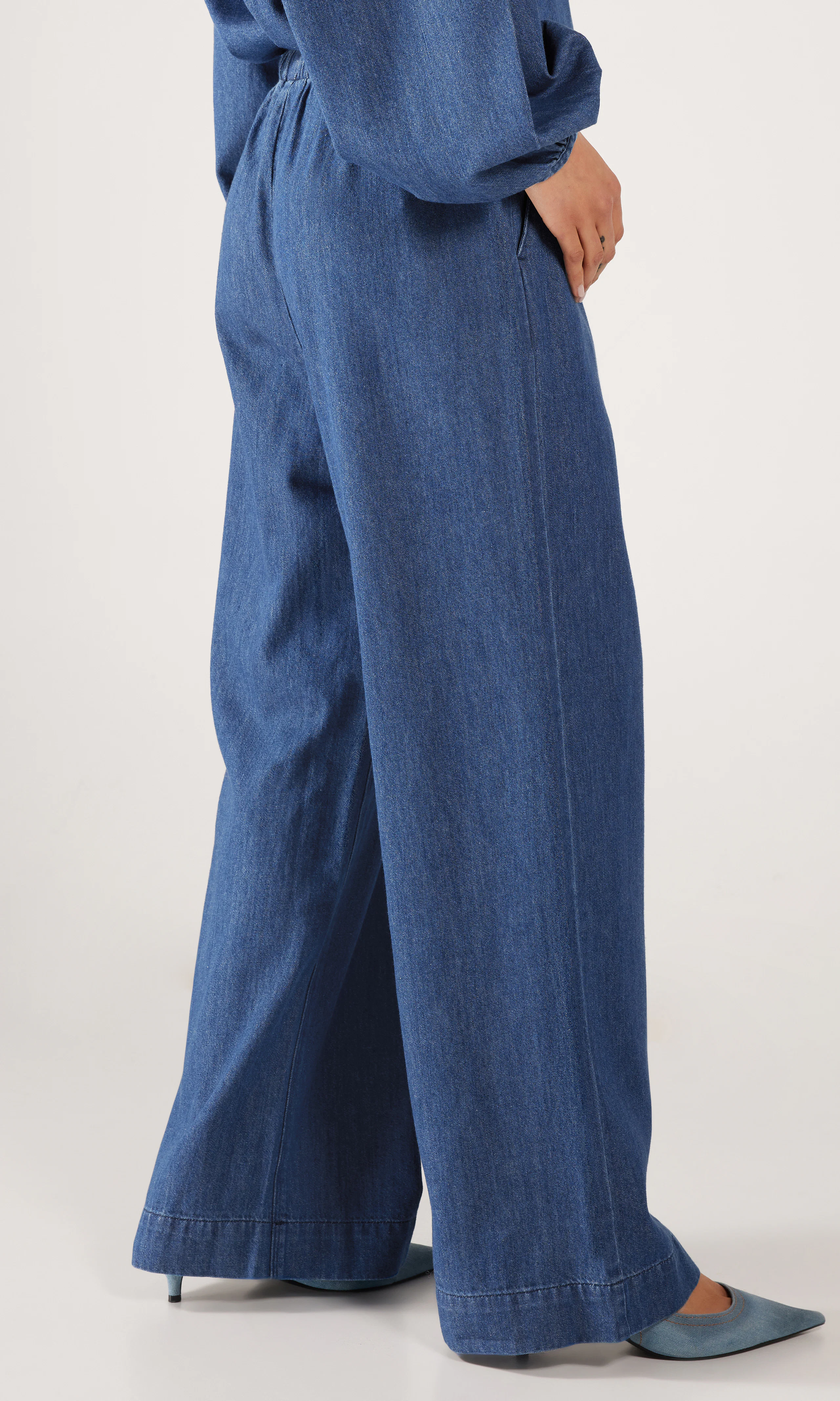 Cora Denim Bukser. Front 2. Model.