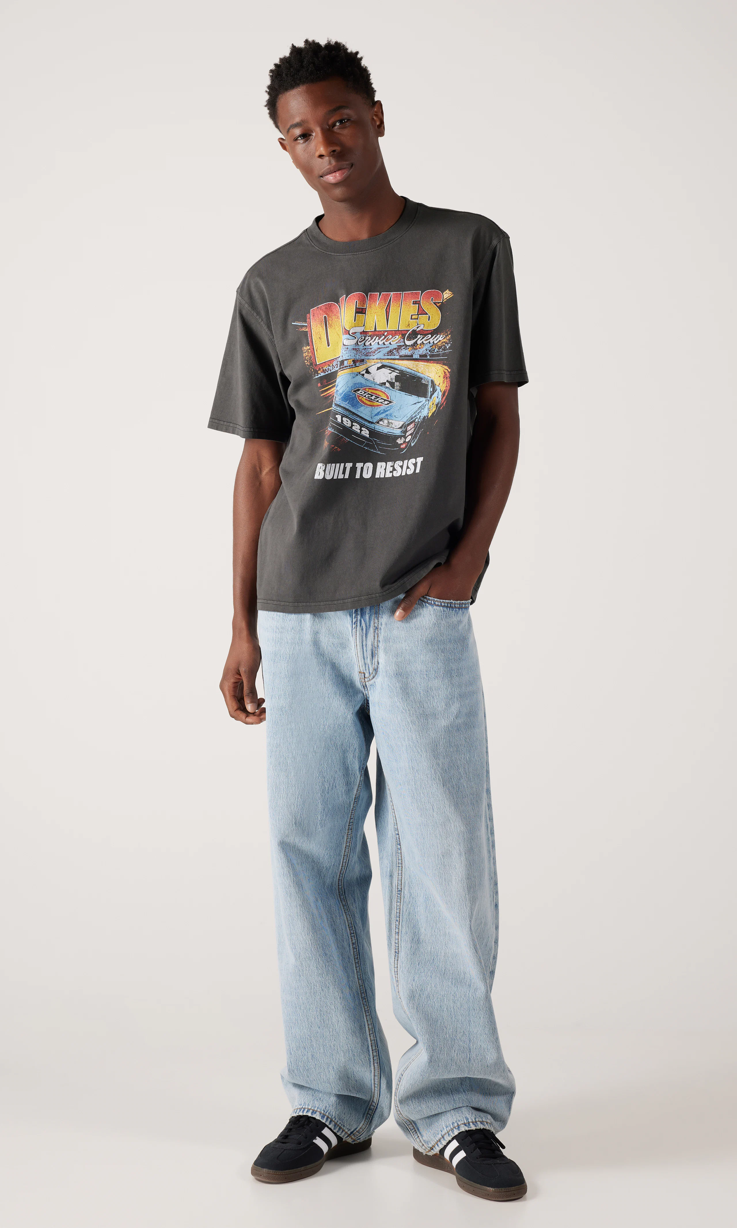 Nashport Midweight Mörkgrå T-Shirt. Front 1. Model.