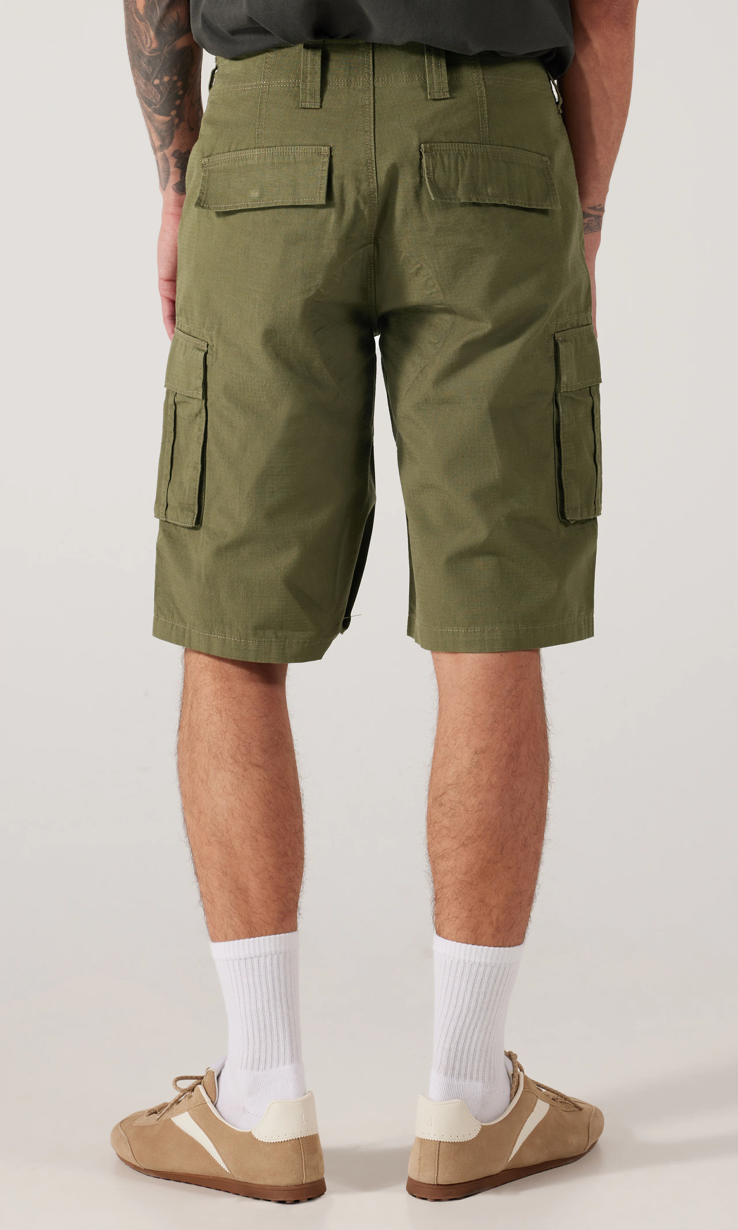 Eagle Bend Gröna Shorts. Back. Model.