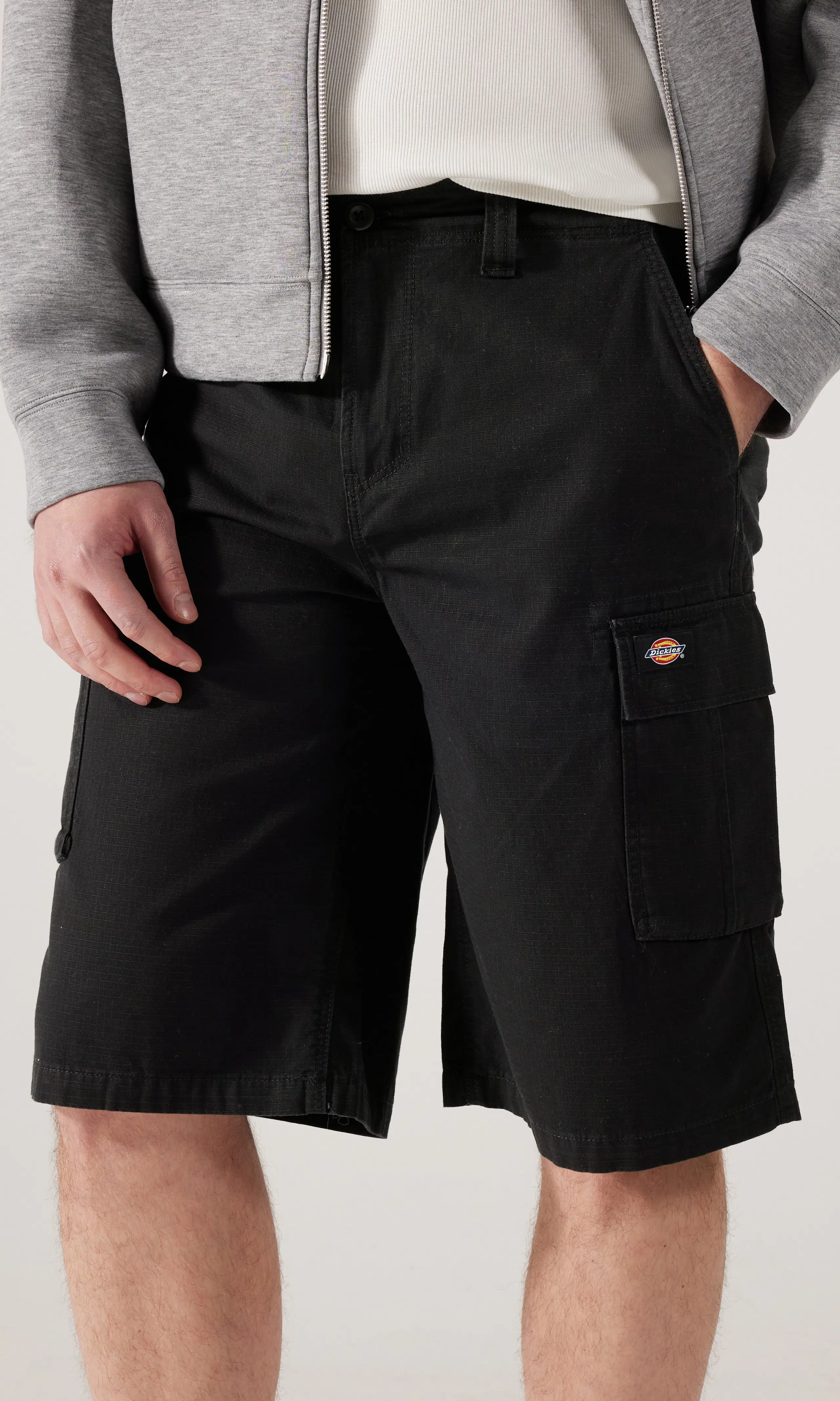 Eagle Bend Svart Shorts. Front. Model.