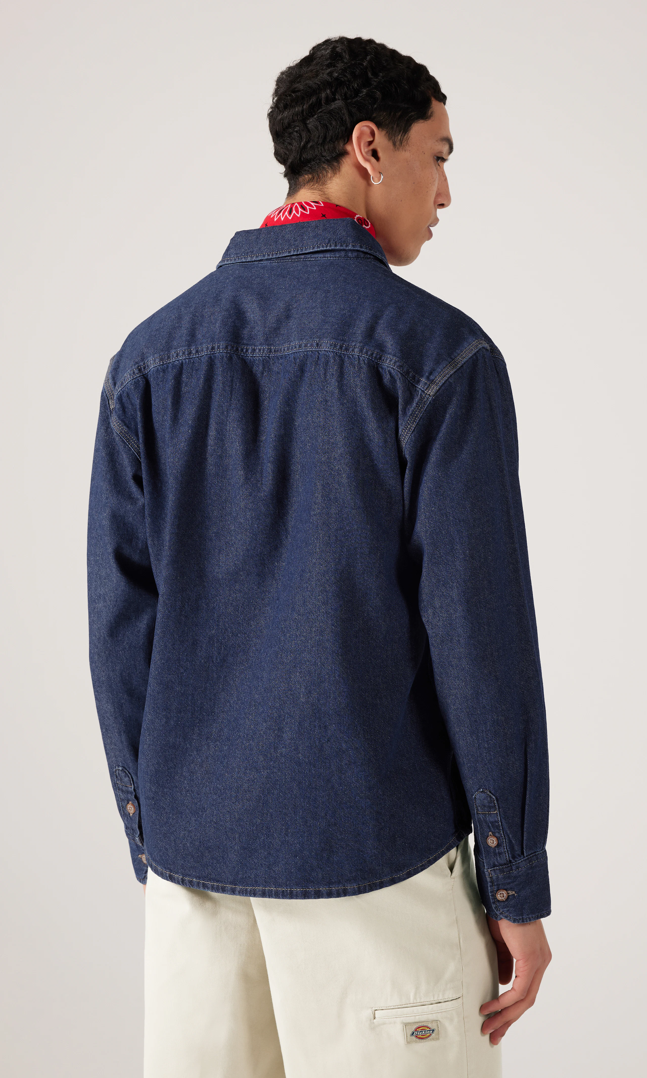 Lightweight Mörkblå Denim Skjorta. Back. Model.