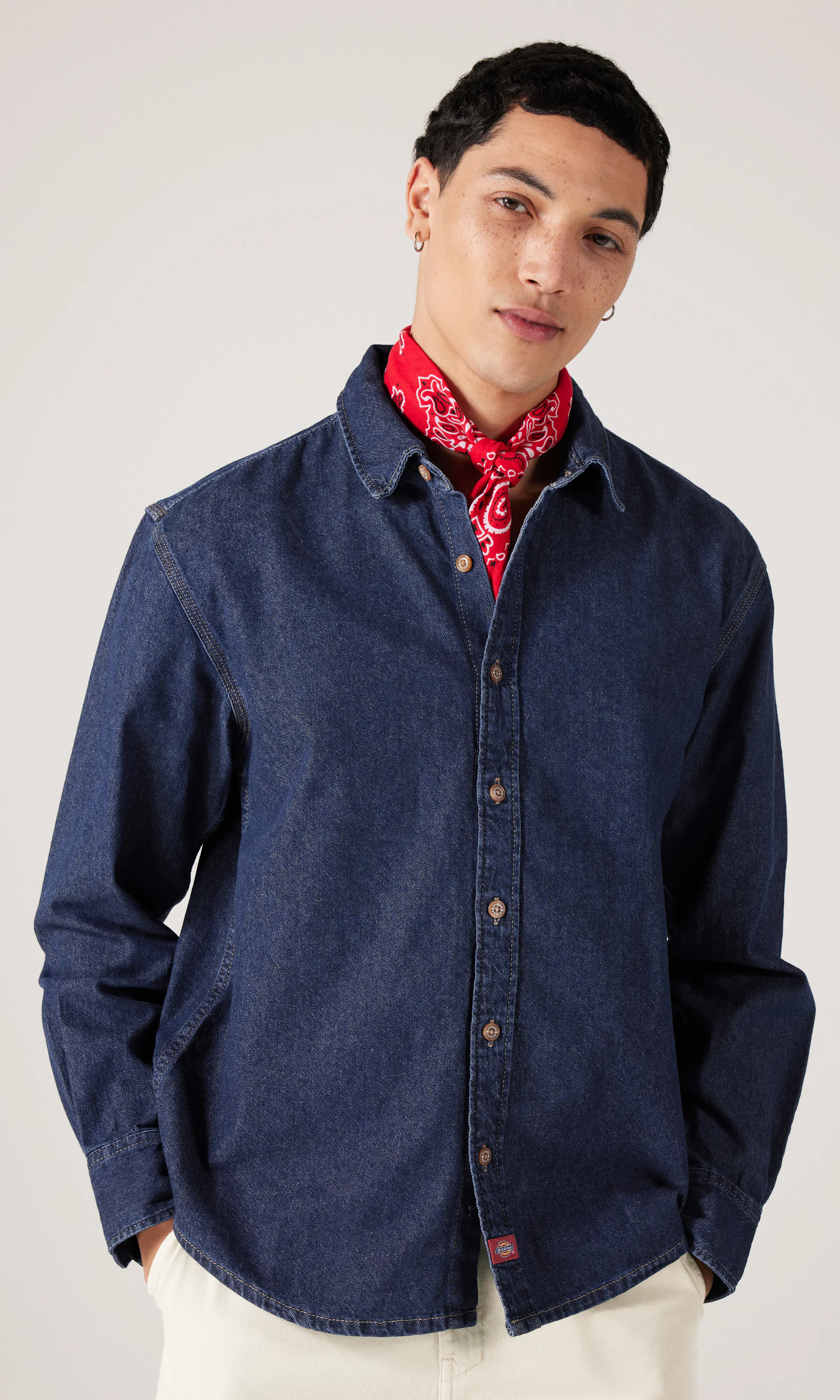 Lightweight Mörkblå Denim Skjorta. Front. Model.
