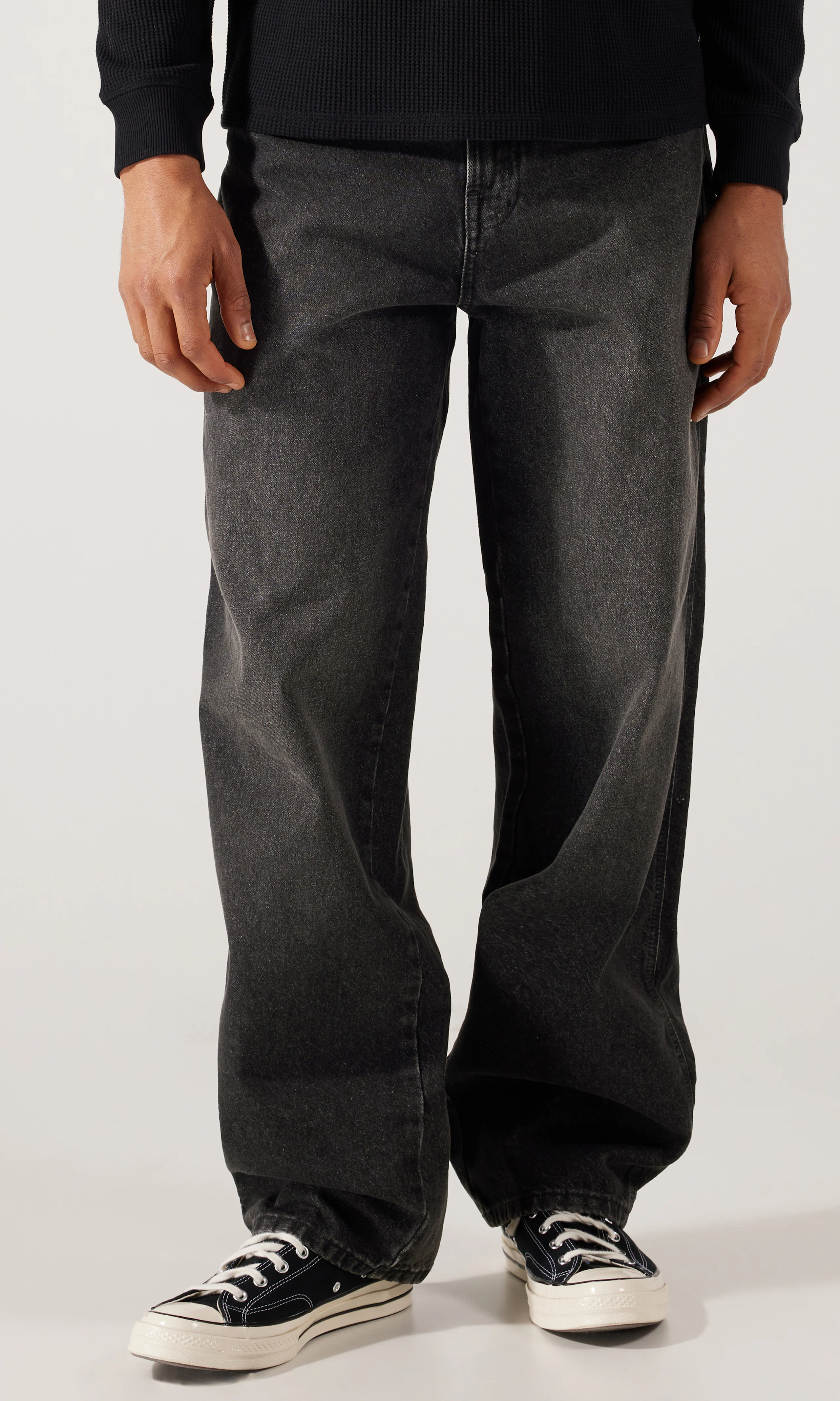 958 Baggy Tapered Work Svarta Jeans. Front. Model.
