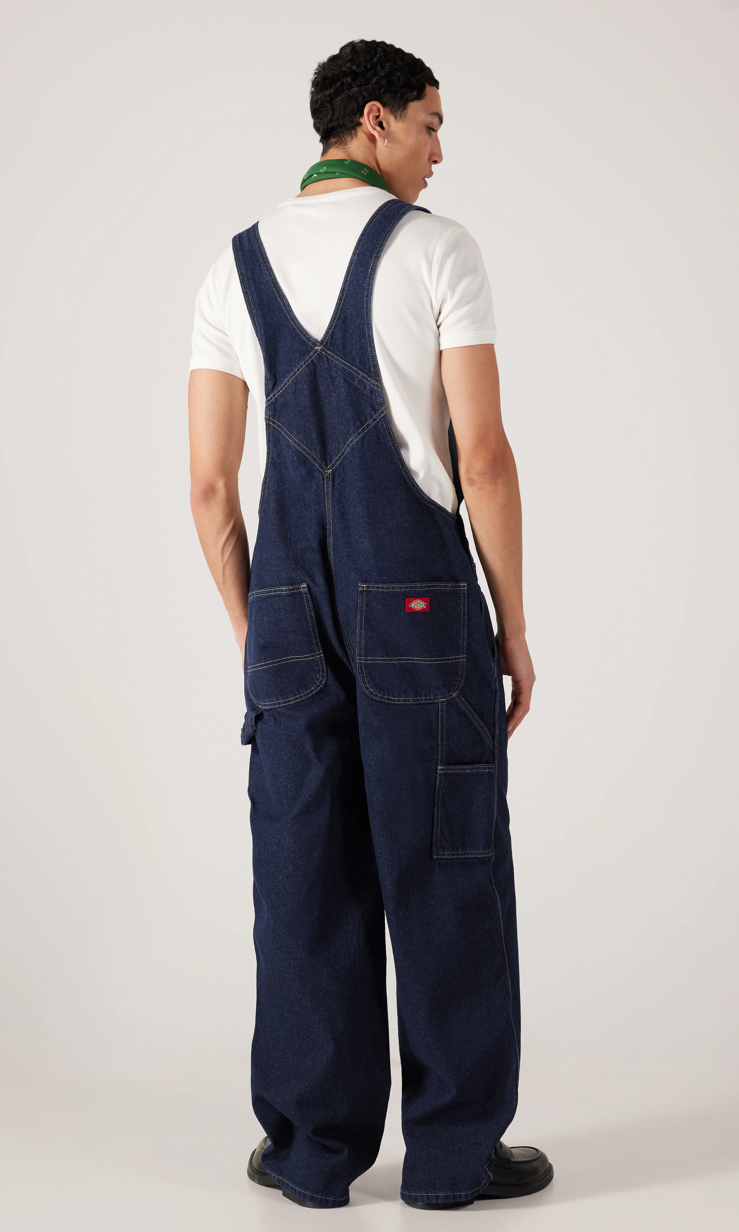 Loose Denim Bib Mørk Blå Snekkerbukse. Back. Model.