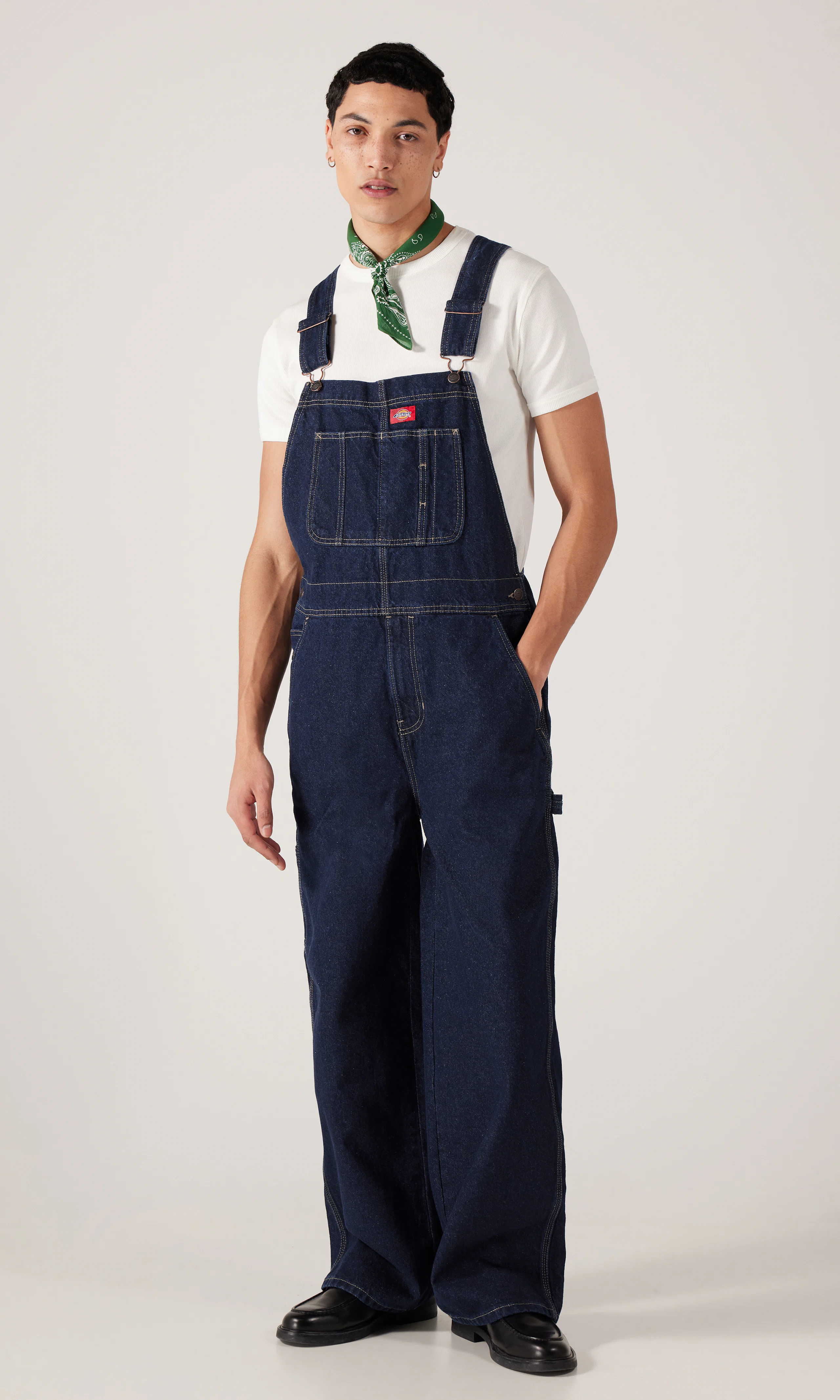 Loose Denim Bib Mørk Blå Snekkerbukse. Front. Model.
