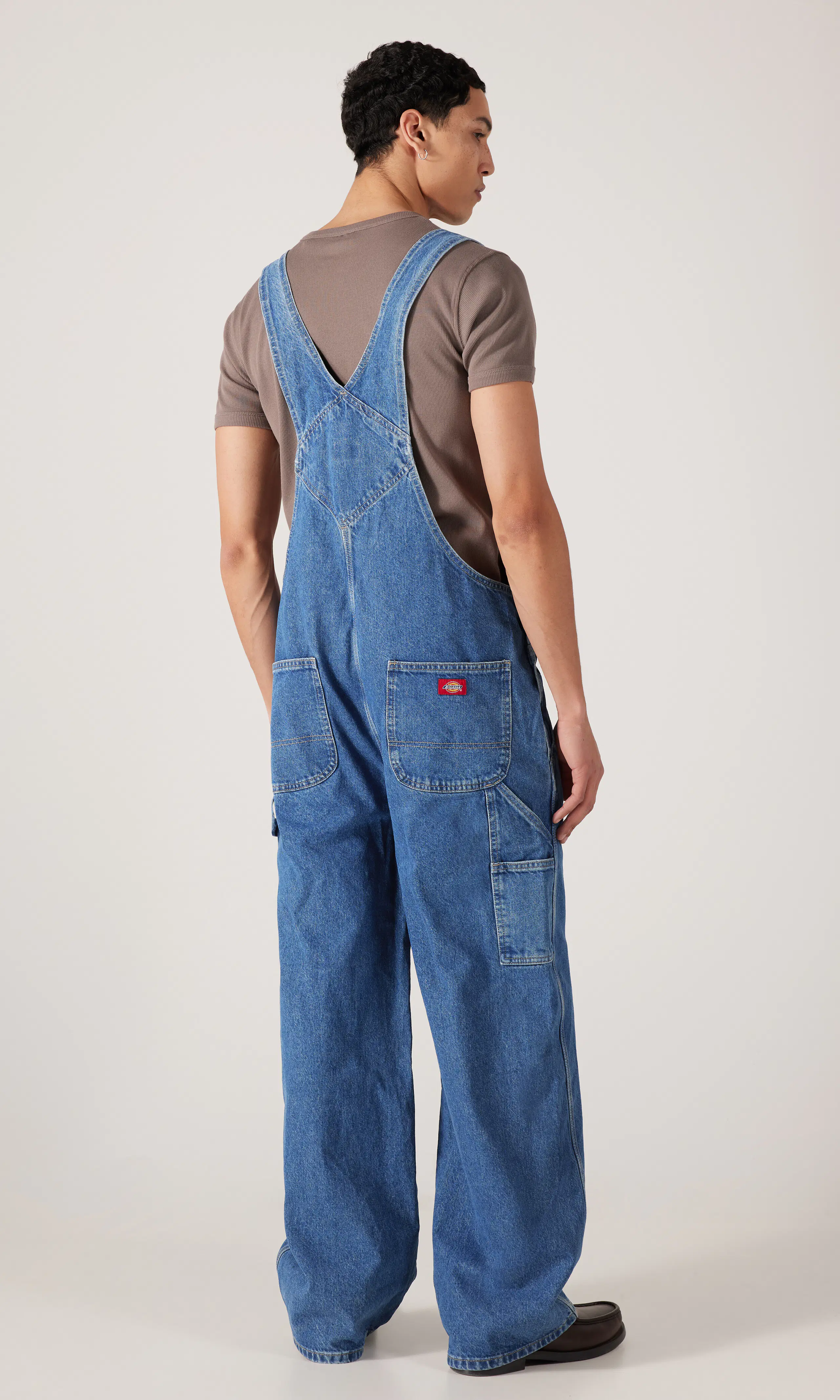 Loose Bib Medium Blå Snekkerbukse. Back. Model.