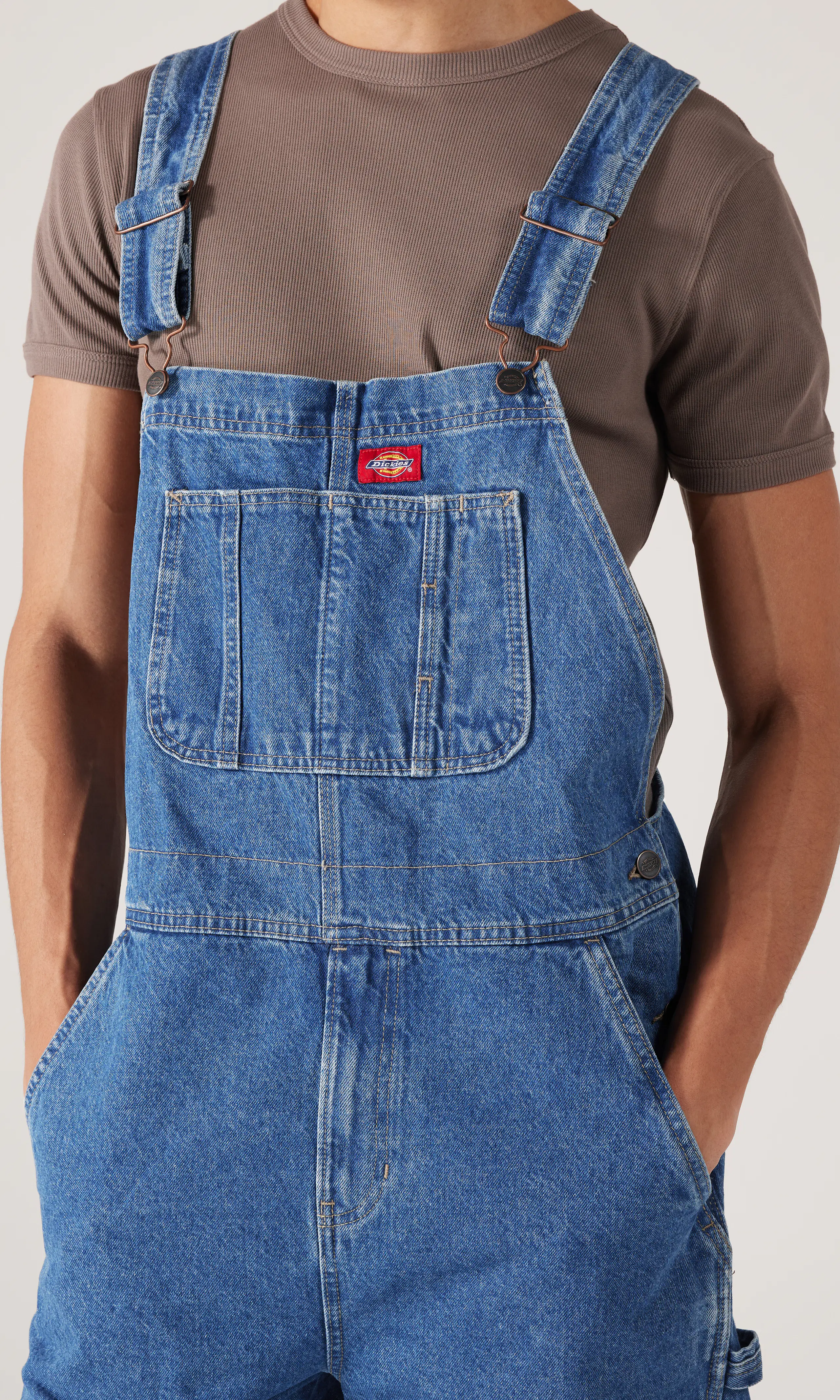 Loose Bib Medium Blå Snekkerbukse. Detail 1. Model.