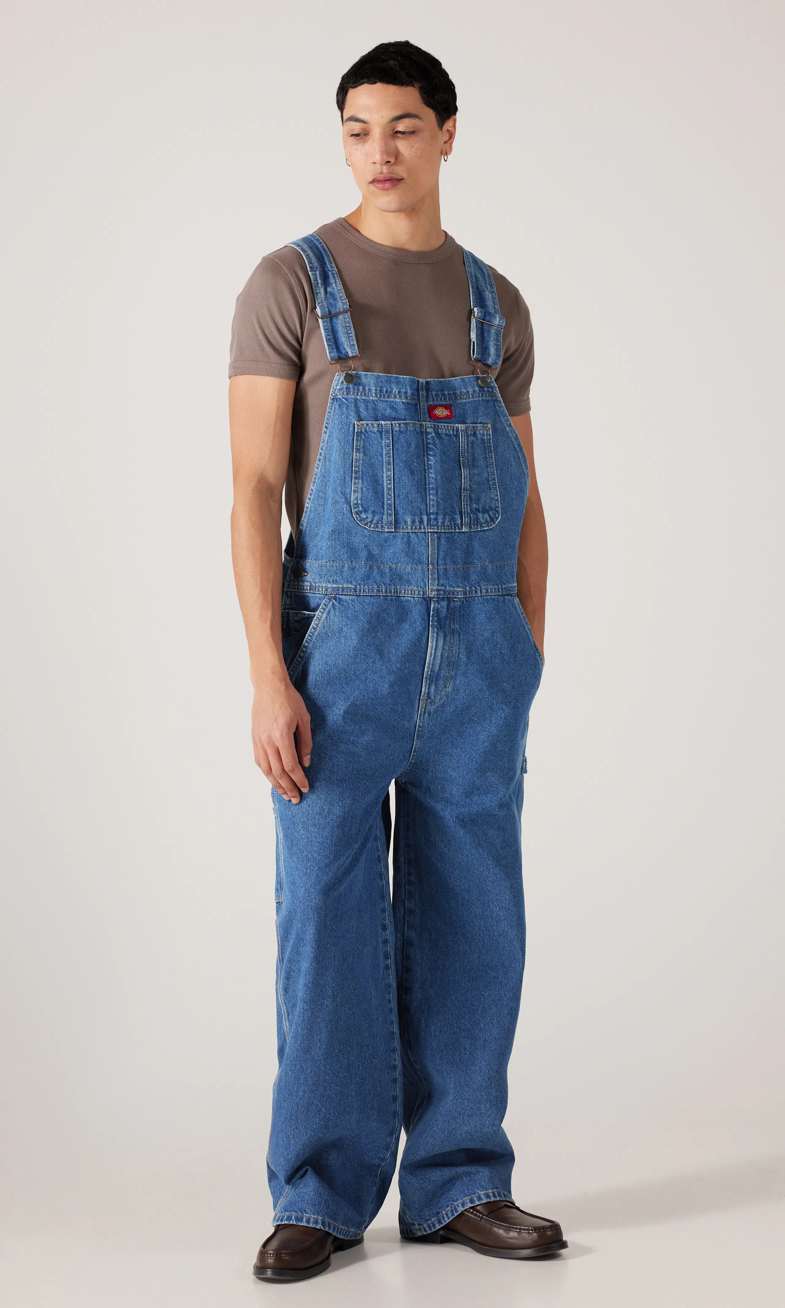 Loose Bib Medium Blå Snekkerbukse. Front. Model.