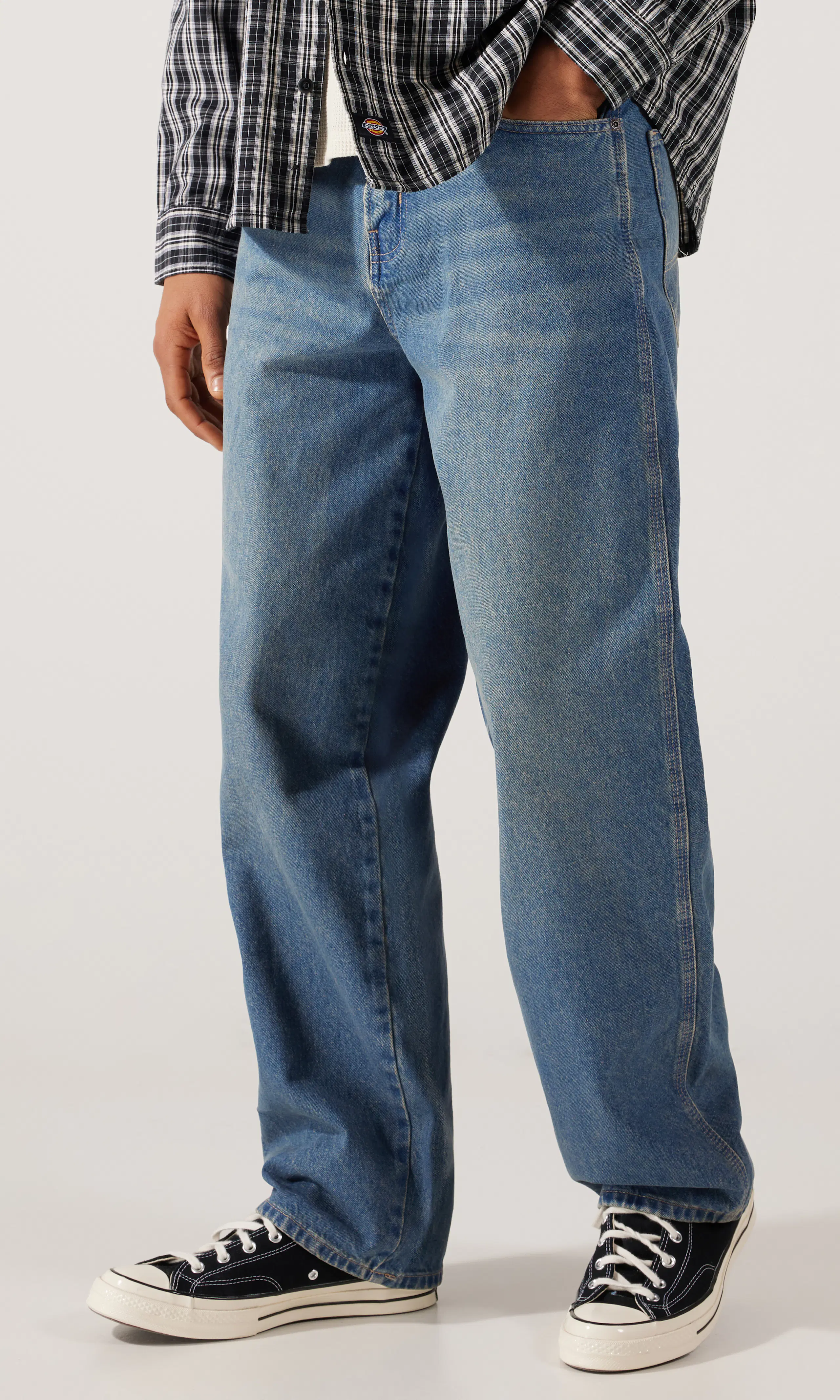 958 Baggy Tapered Work Medium Blå Jeans. Front. Model.