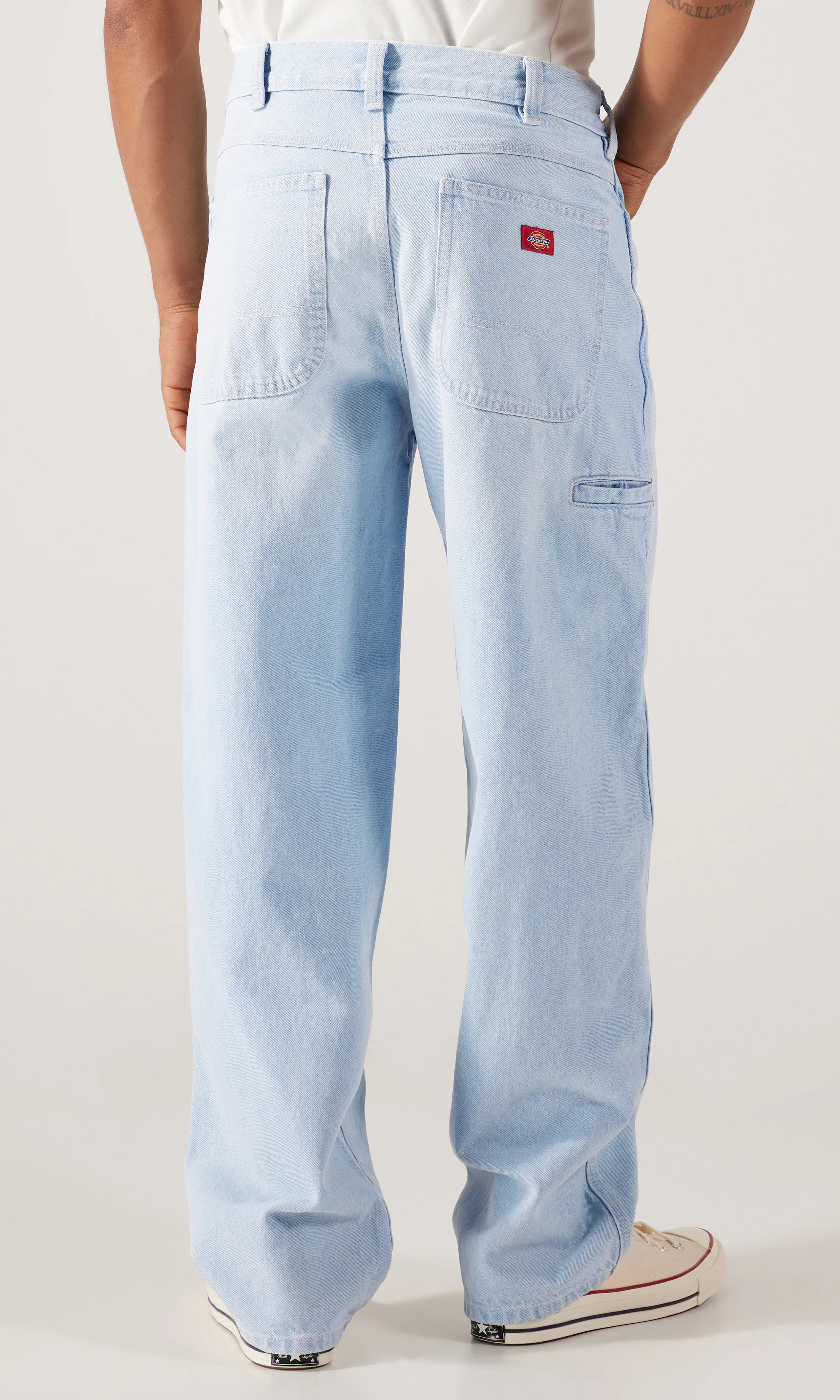 958 Baggy Tapered Work Lys Blå Jeans. Back. Model.