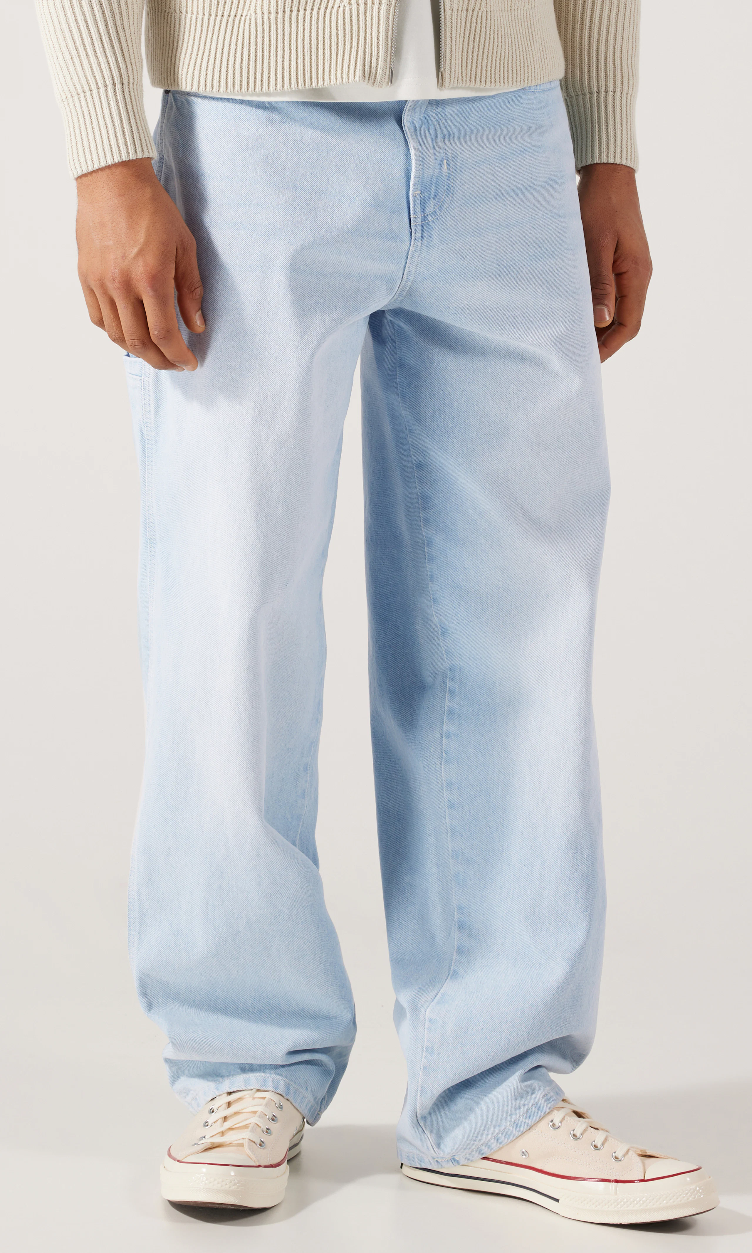 958 Baggy Tapered Work Lys Blå Jeans. Front. Model.