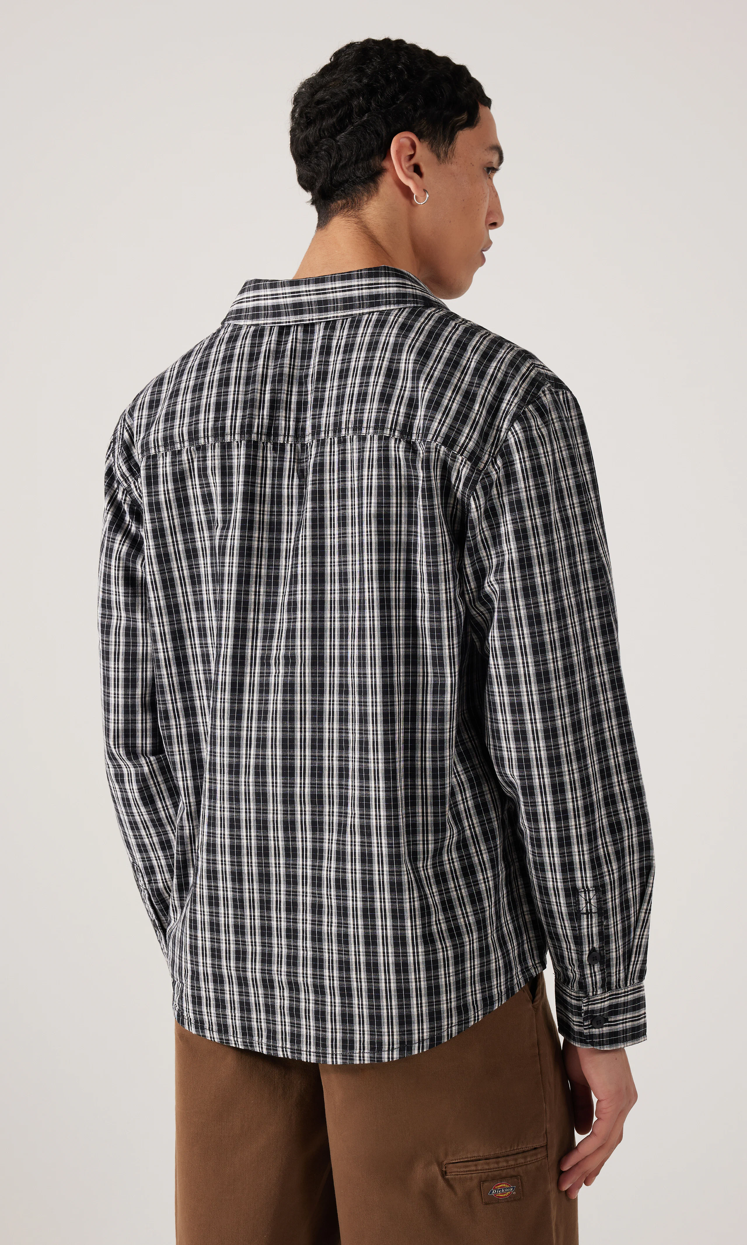 Wellsville Ruudullinen Kauluspaita. Back. Model.