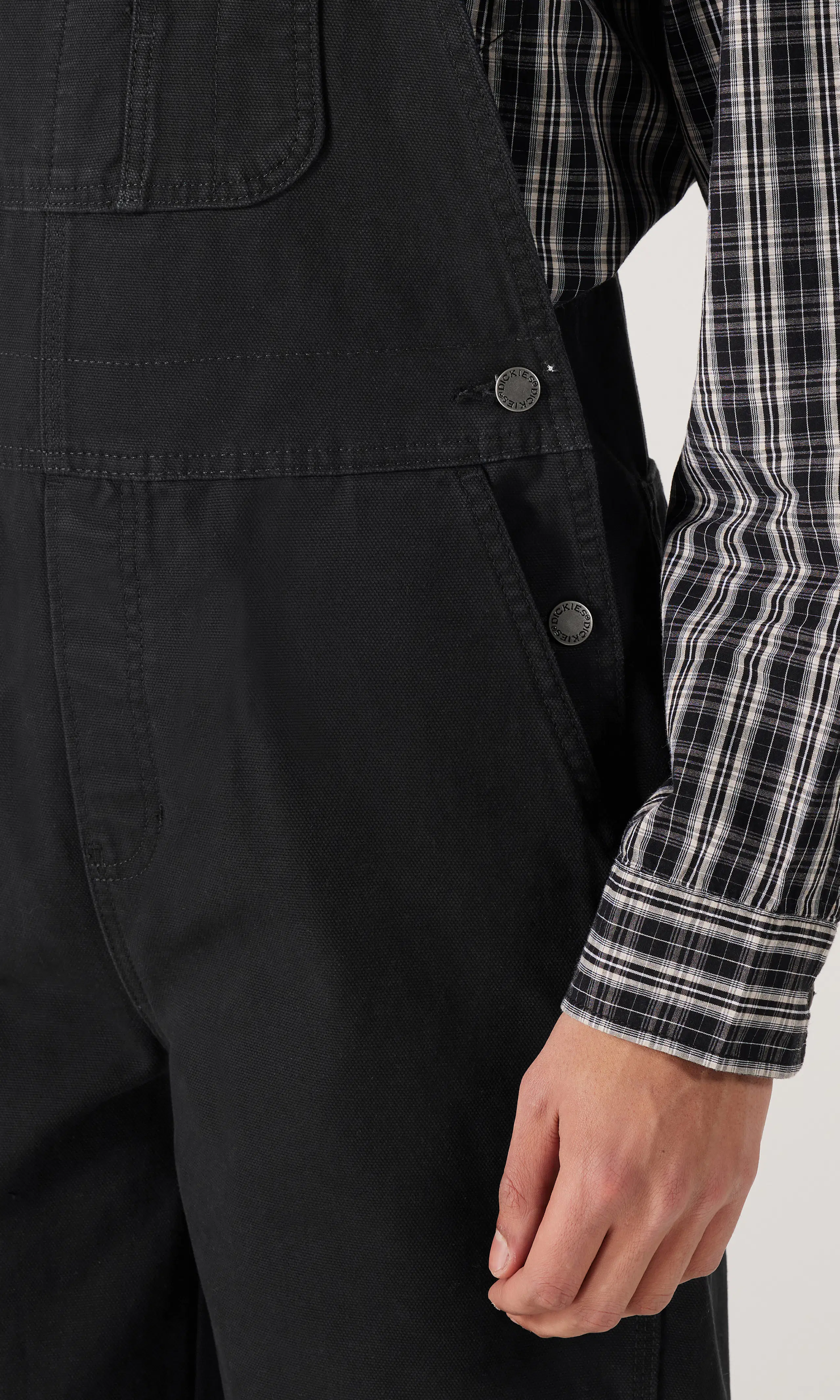 Loose Canvas Bib Musta Haalari. Detail 1. Model.