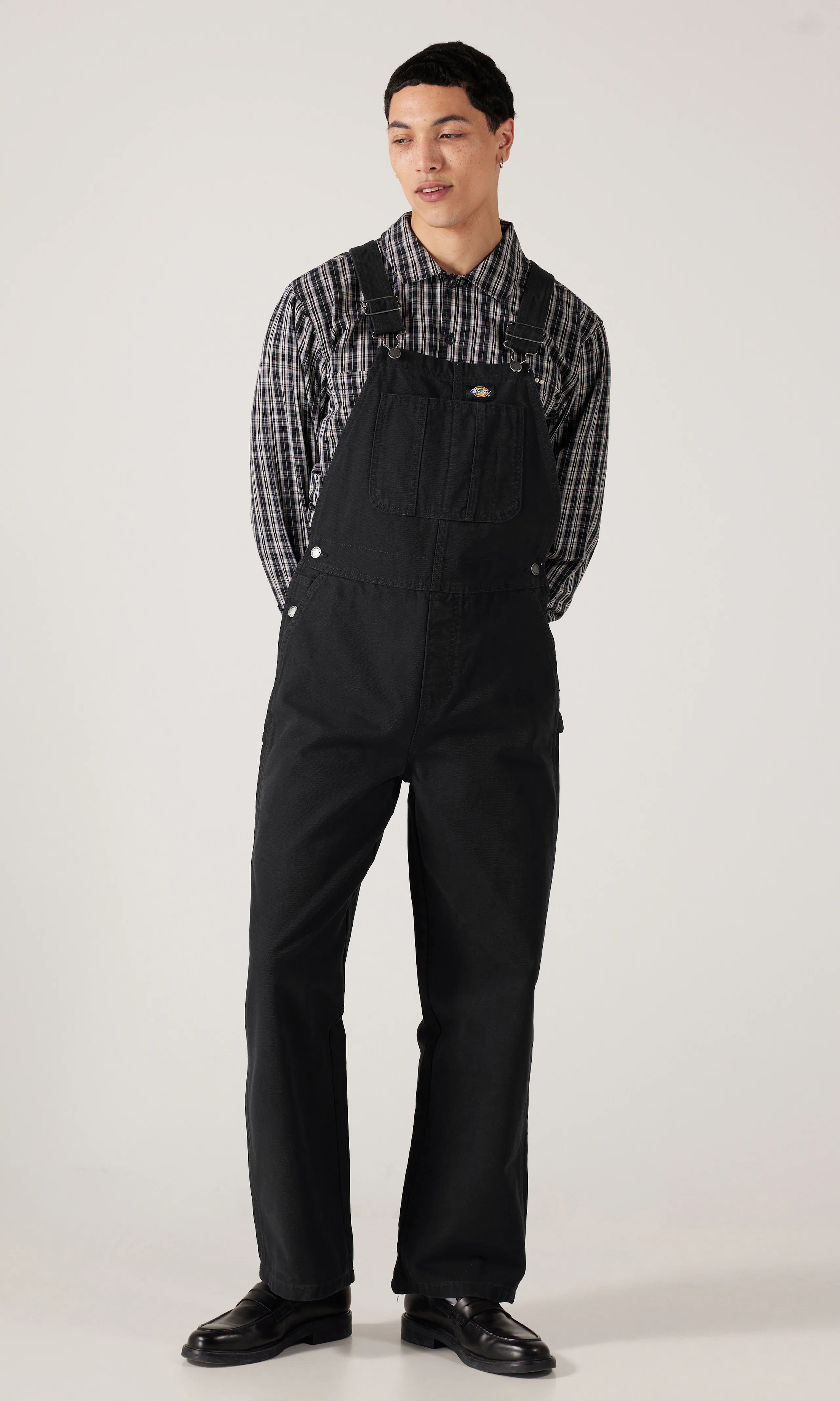 Loose Canvas Bib Musta Haalari. Front. Model.