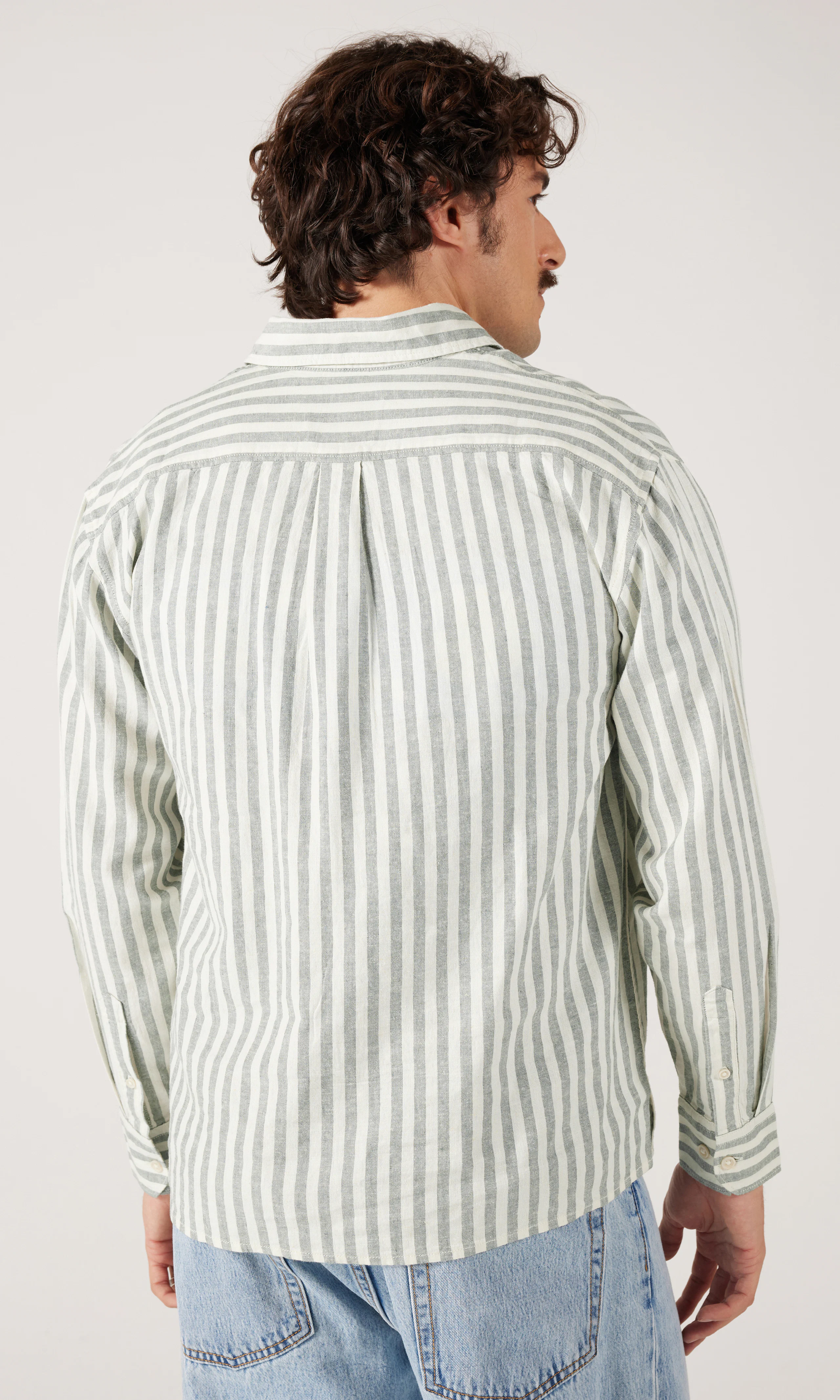 Caico Stripe Pellavapaita. Back. Model.