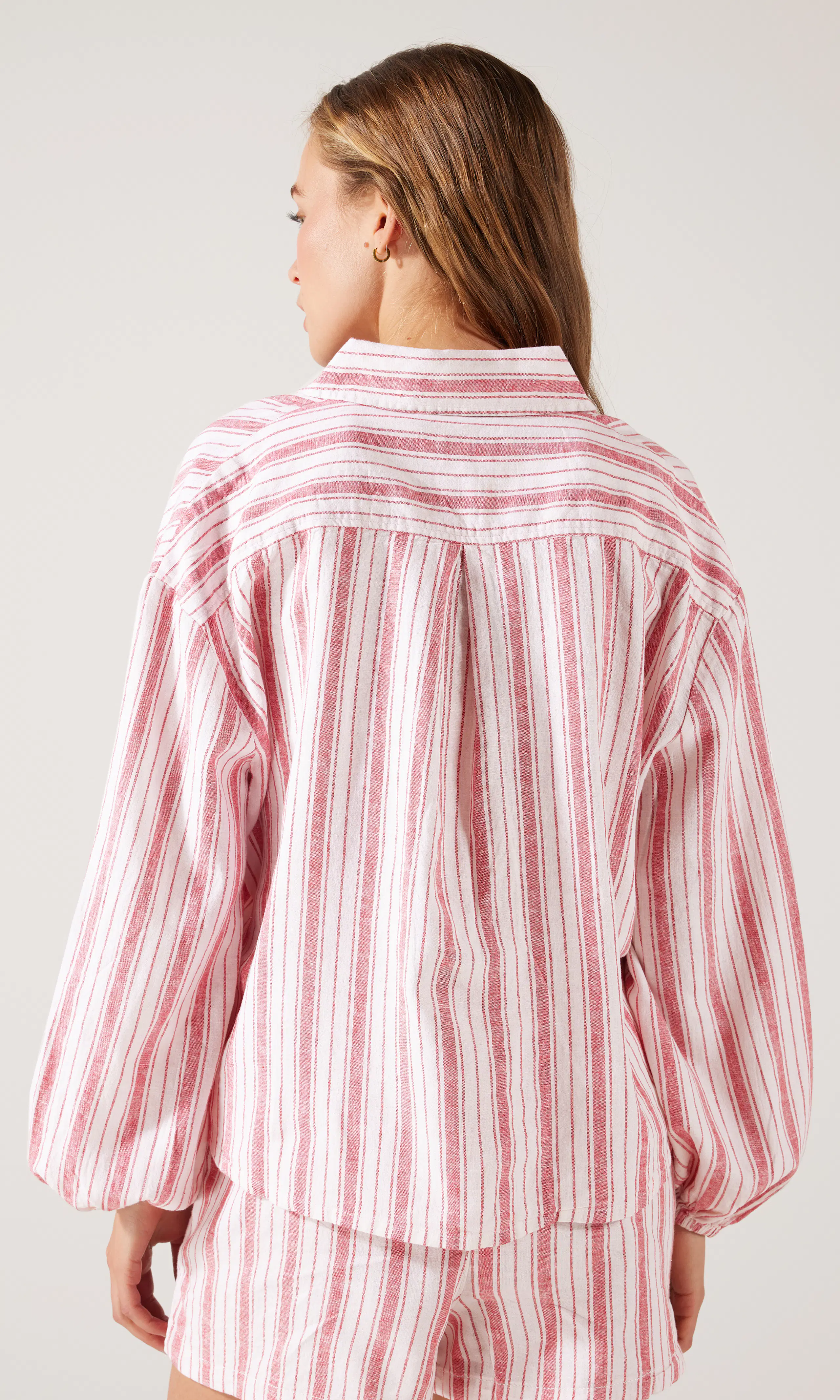 Big Sleeve Lin Skjorte. Back. Model.