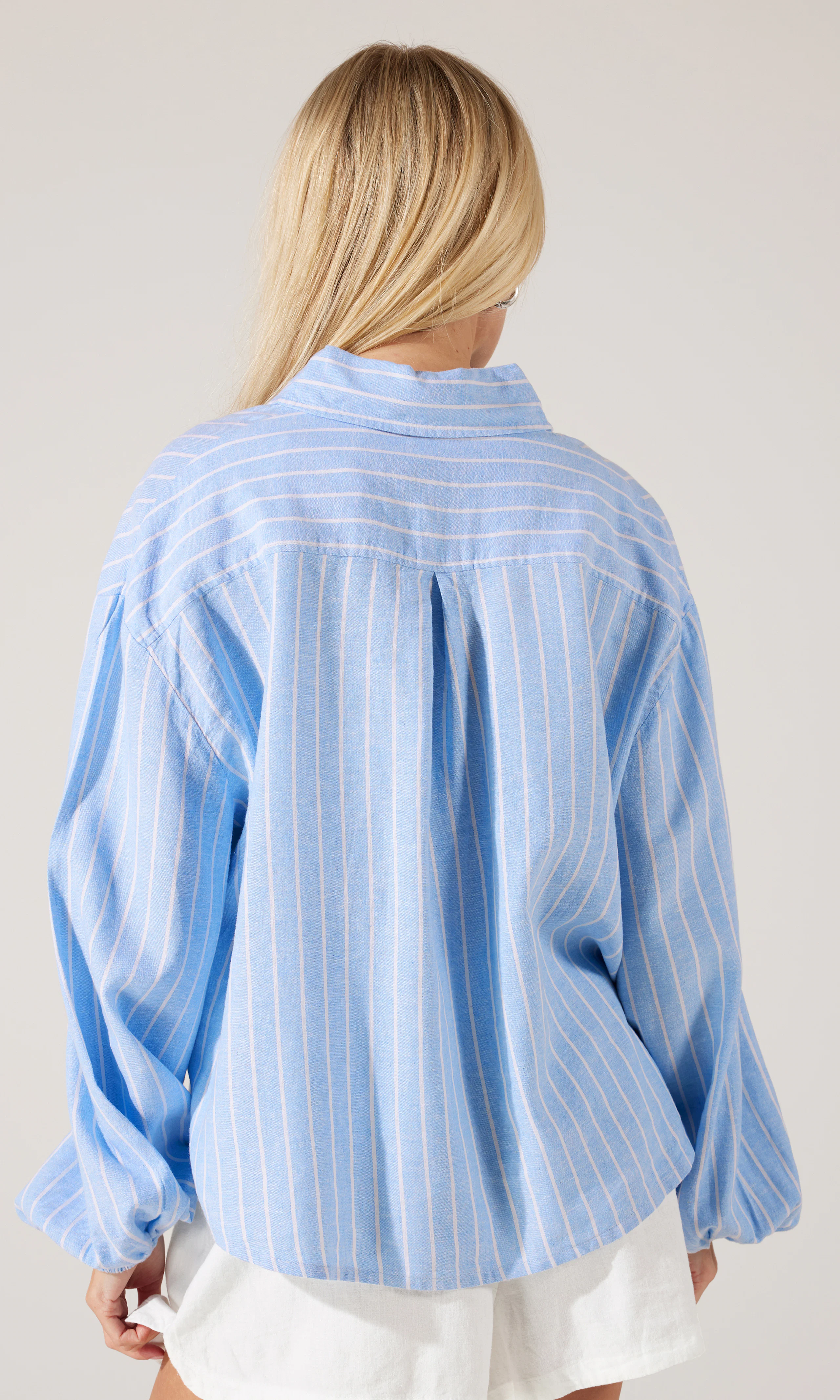Big Sleeve Lin Skjorte. Back. Model.