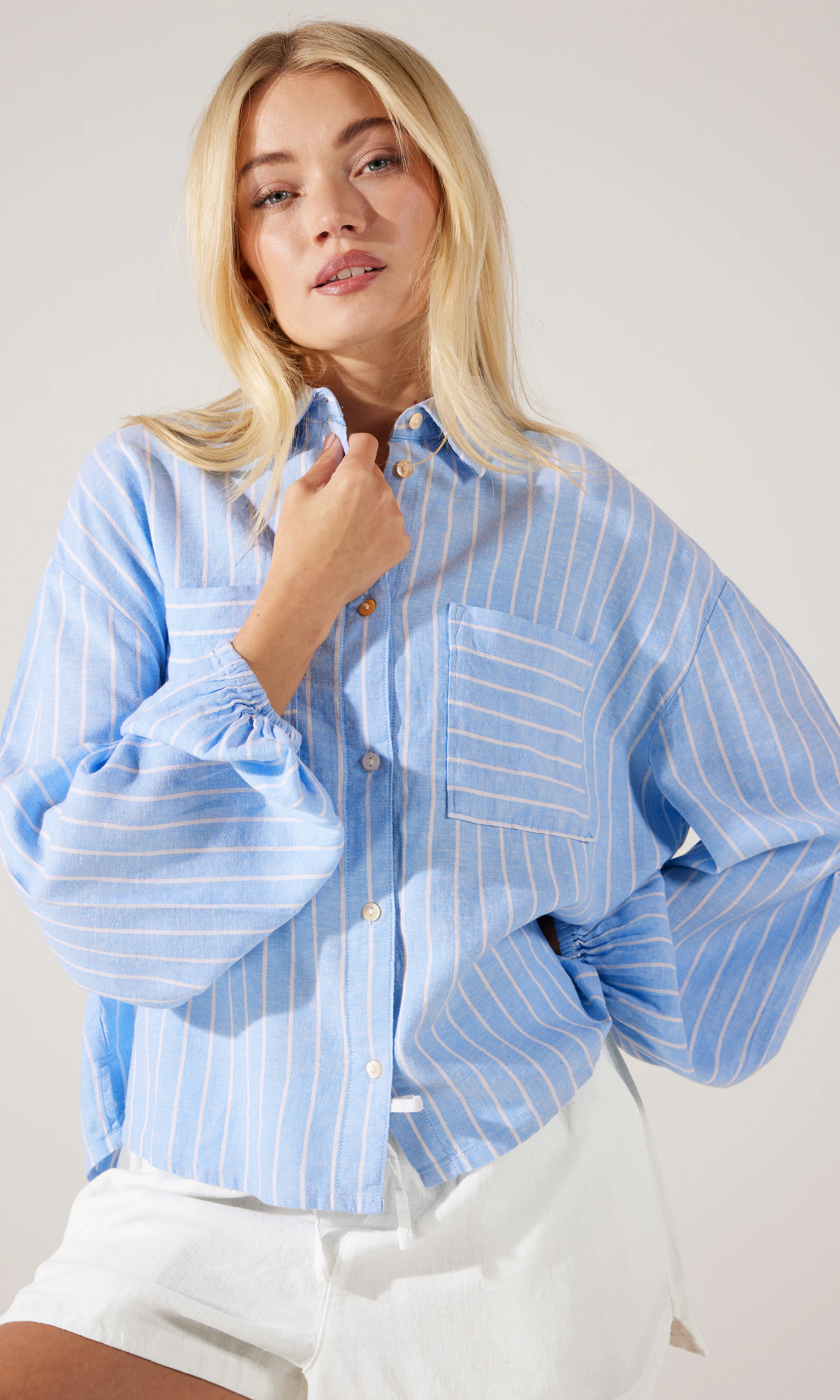 Big Sleeve Lin Skjorte. Front. Model.