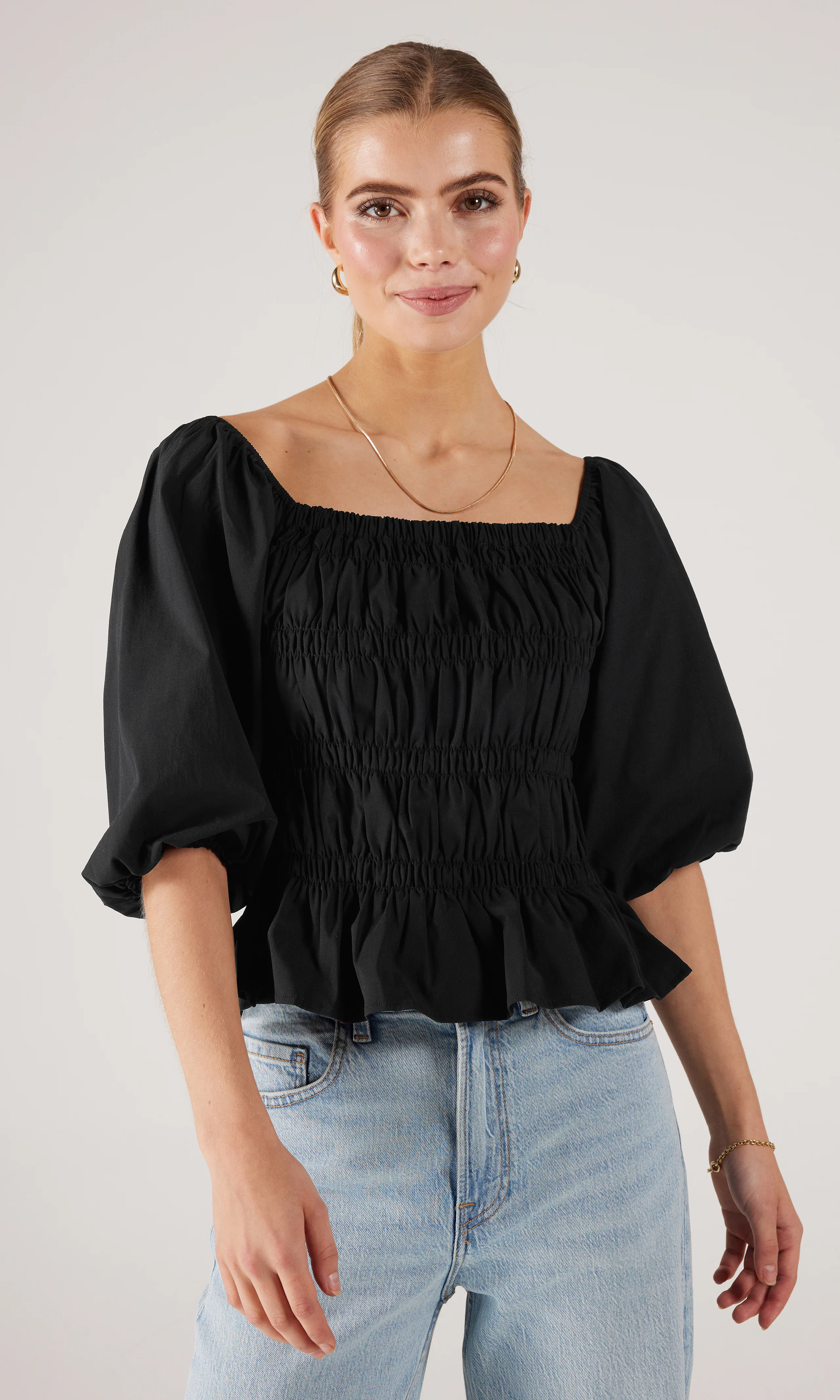 Bea Topp. Front. Model.