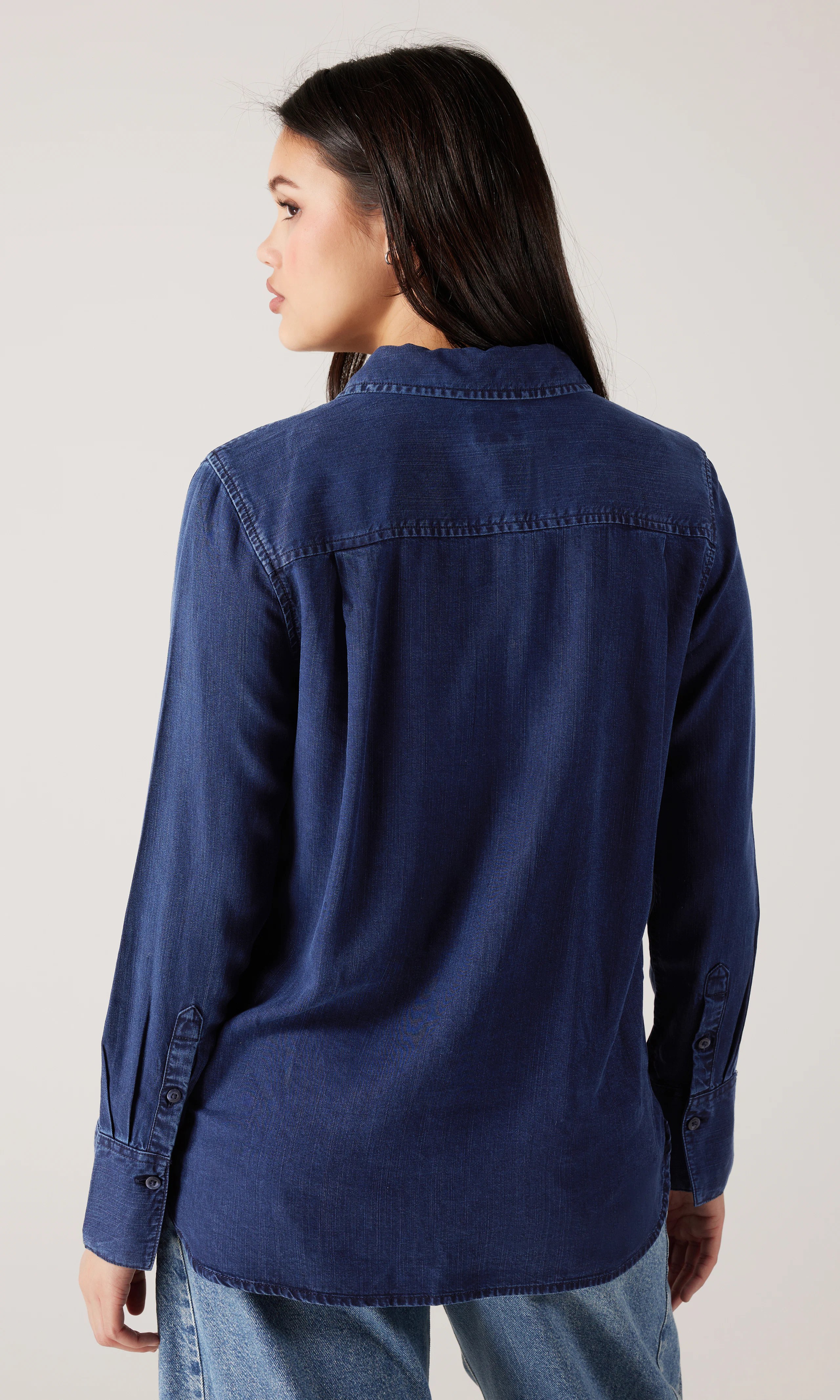 Classic Pocketless Button Down Kauluspaita. Back. Model.