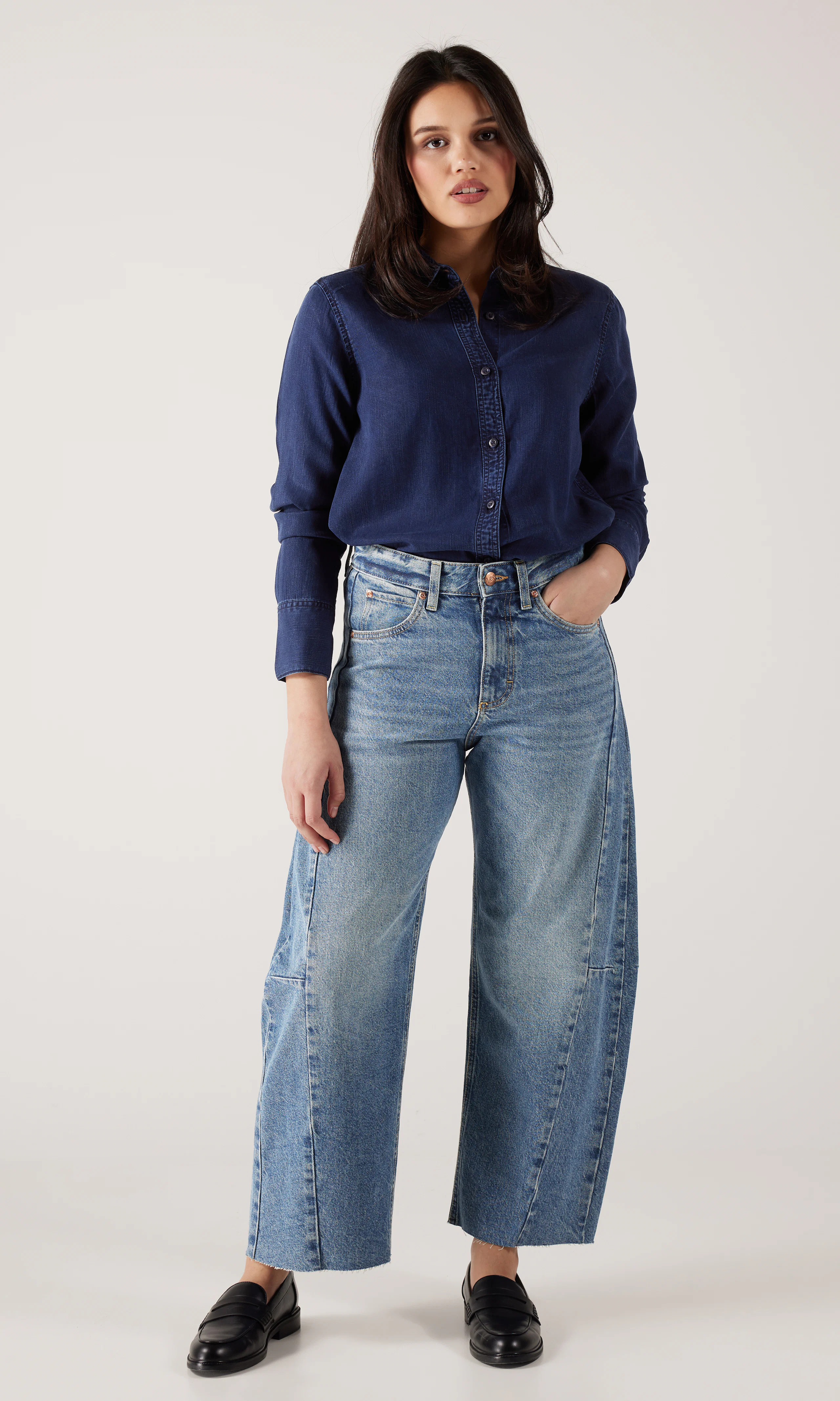 Classic Pocketless Button Down Kauluspaita. Front 1. Model.