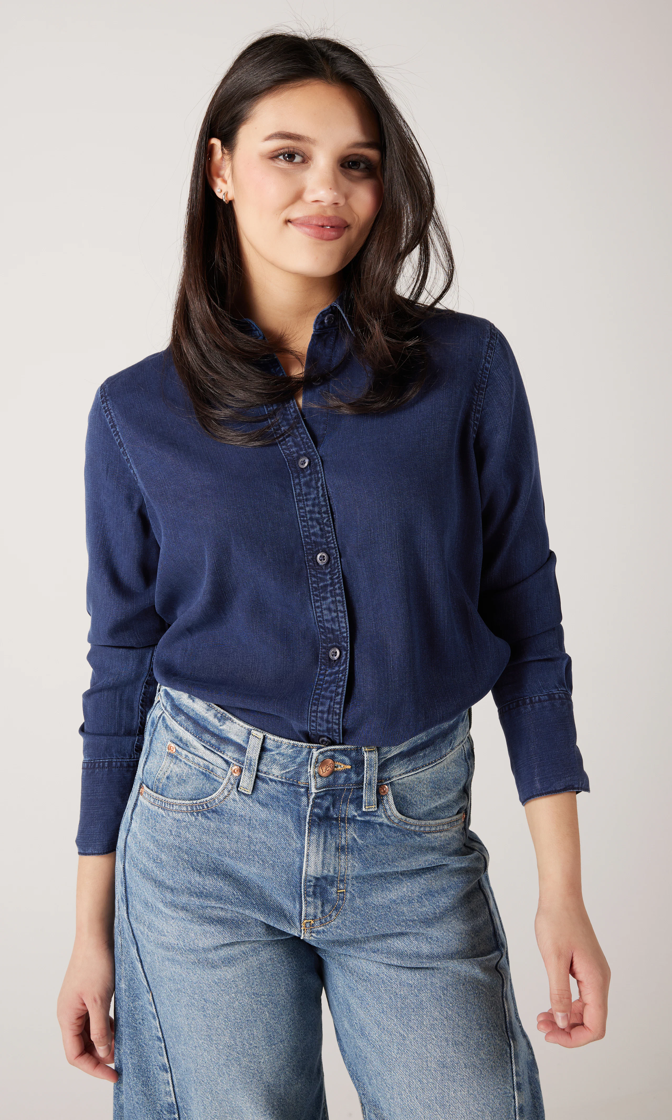 Classic Pocketless Button Down Kauluspaita. Front. Model.