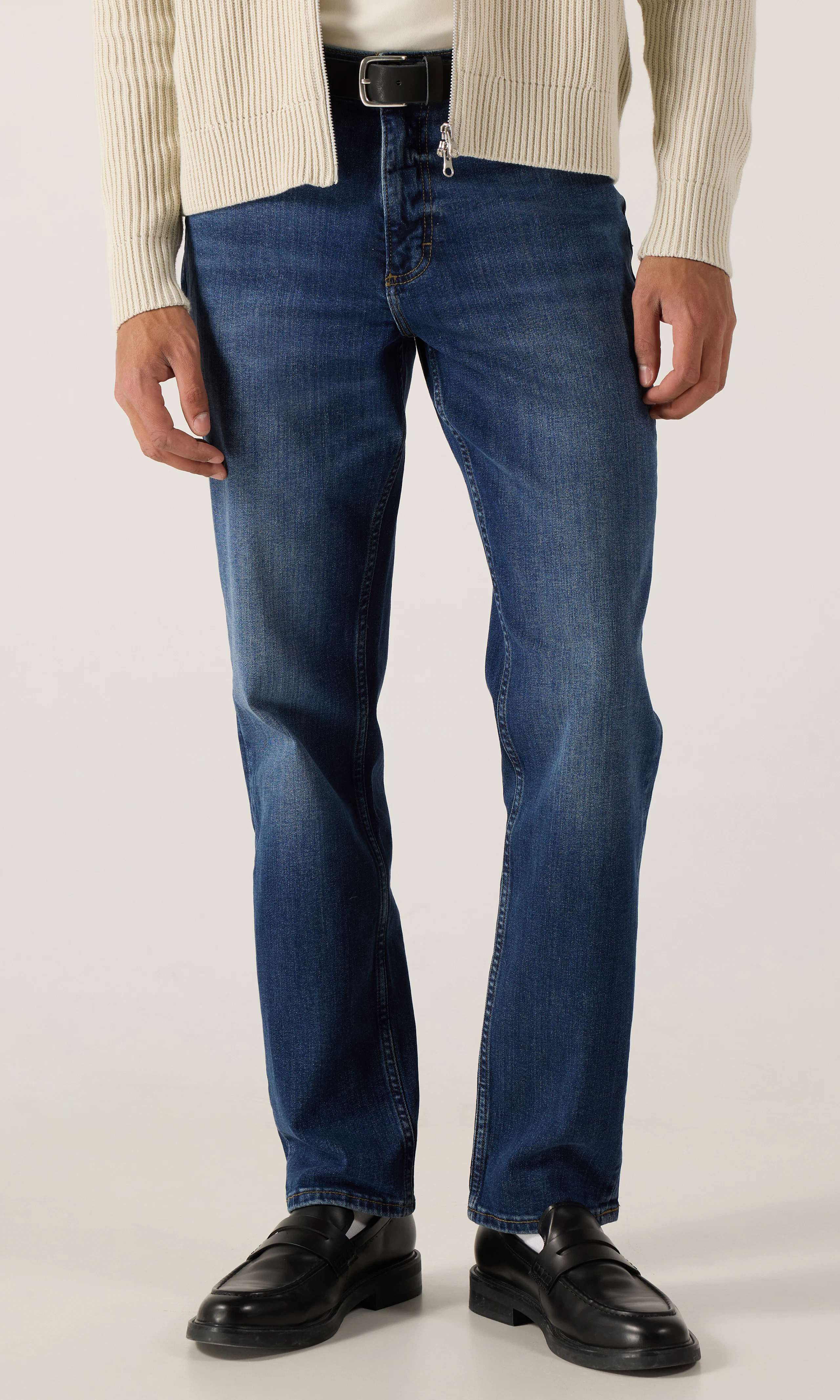 The David Mörkblå Jeans. Front. Model.