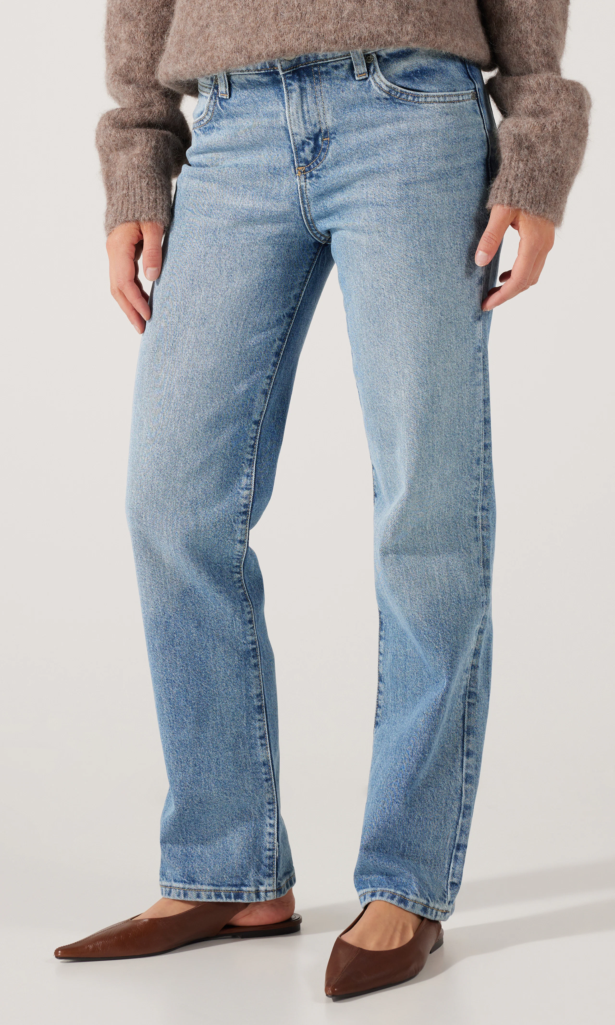 London Ljusblå Jeans. Front. Model.
