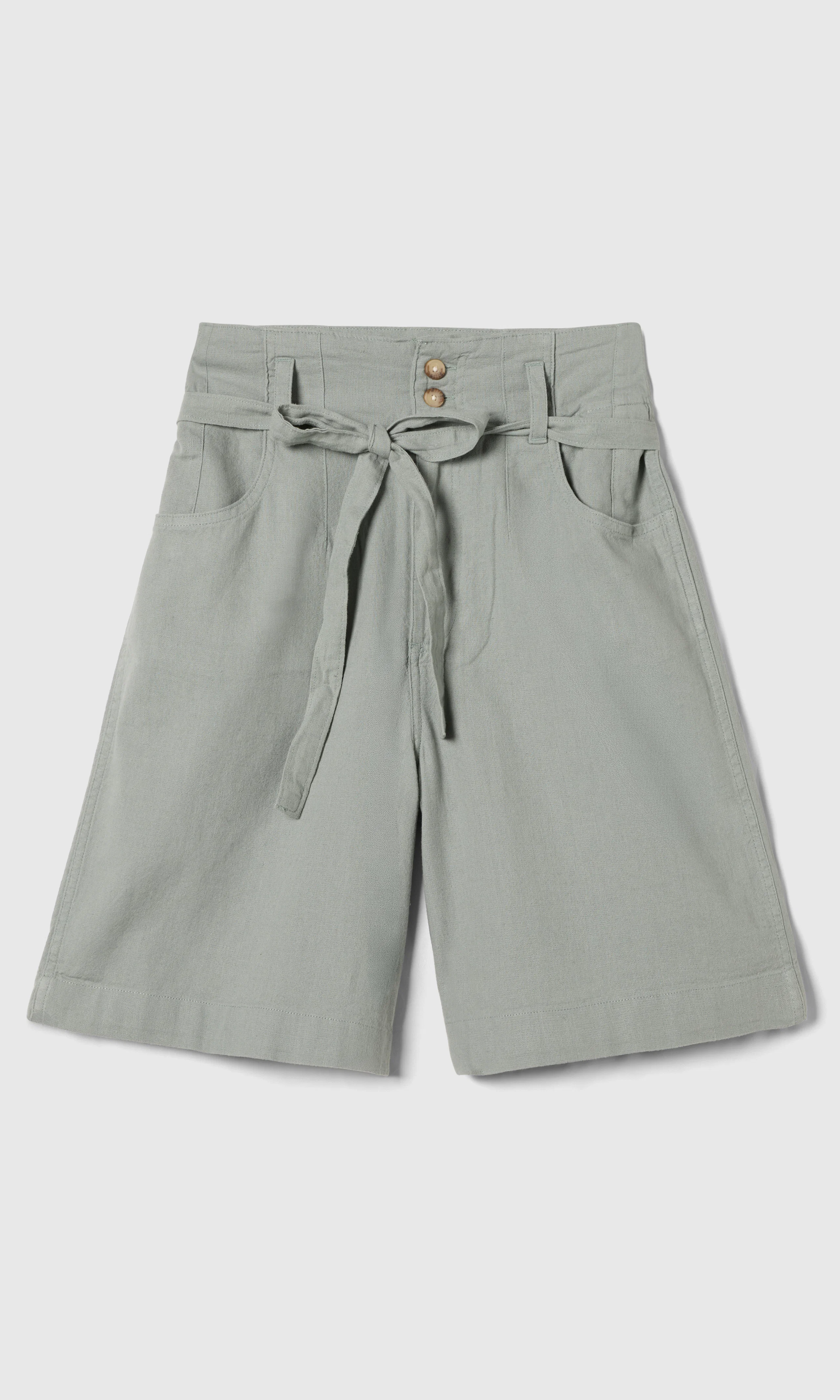 Pleated Bermuda Gröna Shorts. Front. Flat.