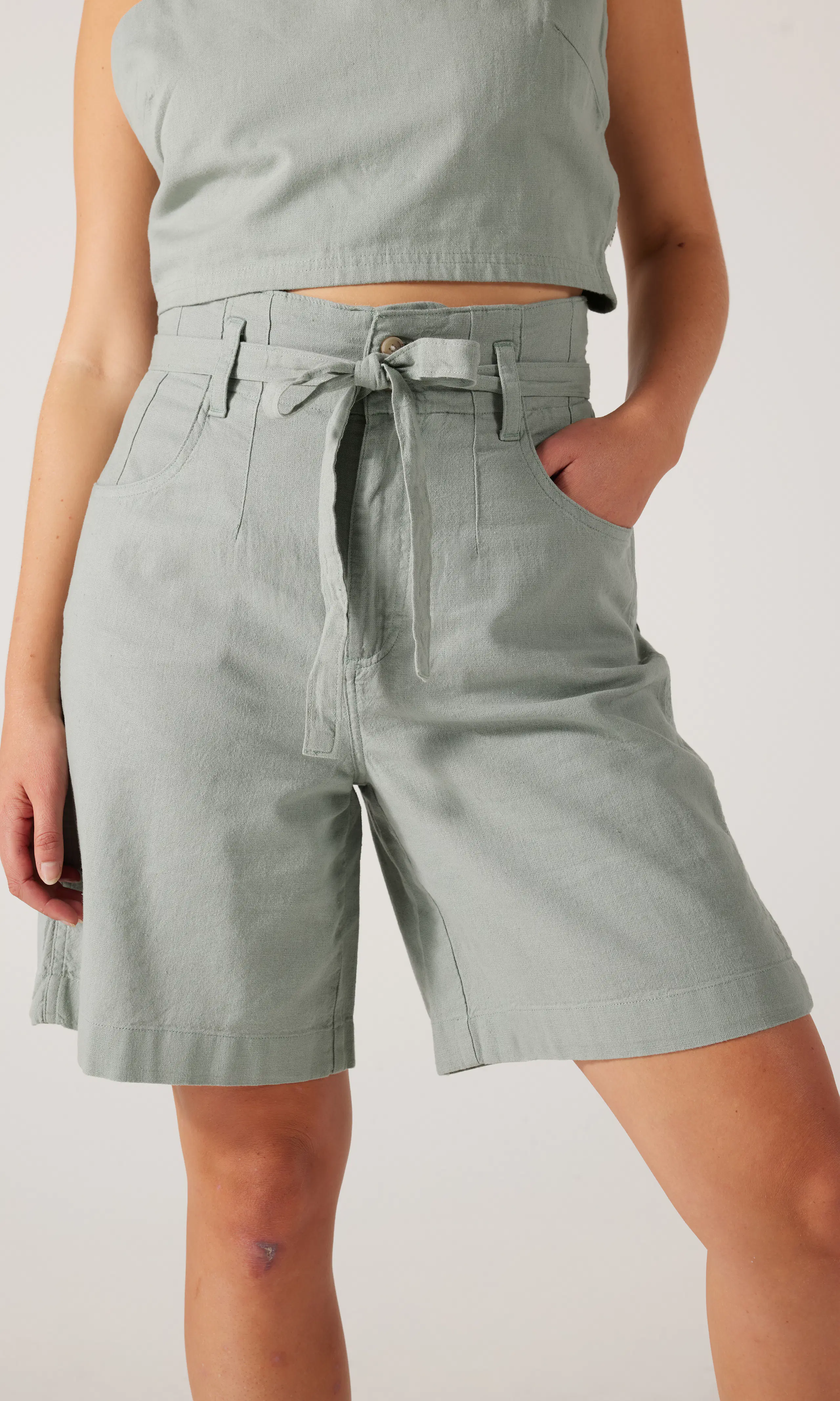 Pleated Bermuda Gröna Shorts. Front. Model.