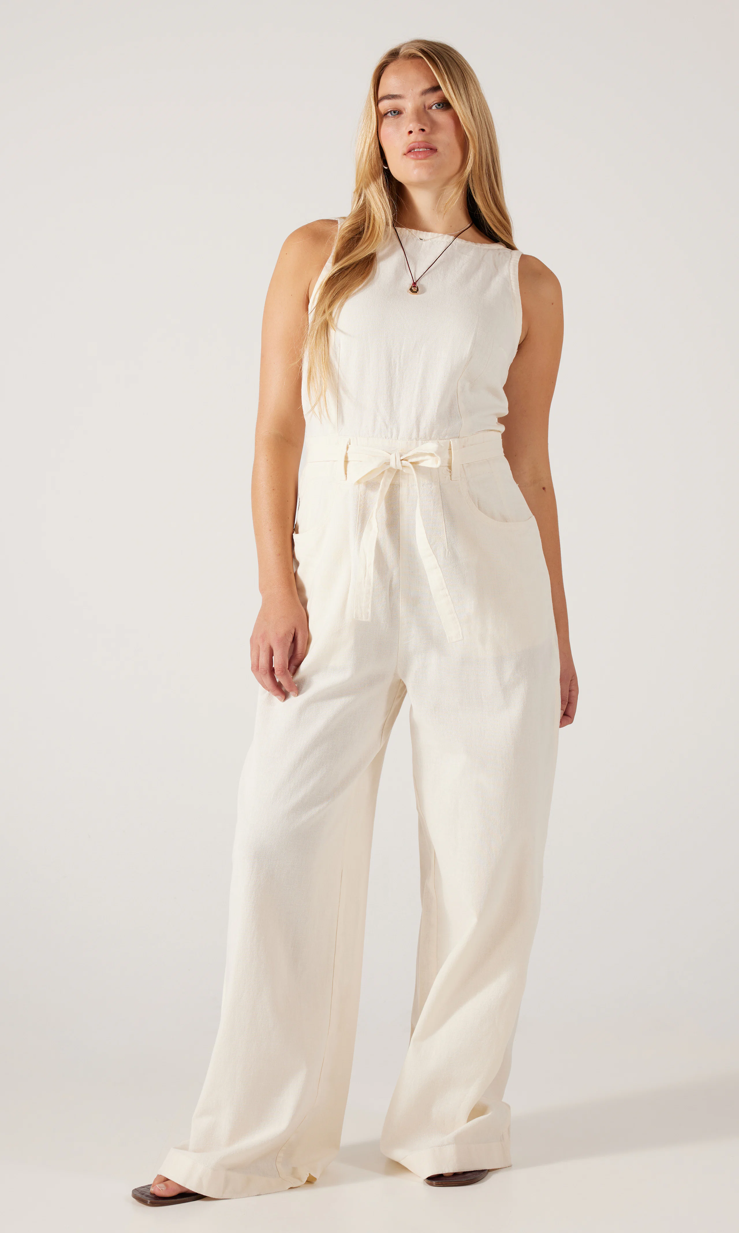 Loose Boatneck Vit Jumpsuit. Front. Model.