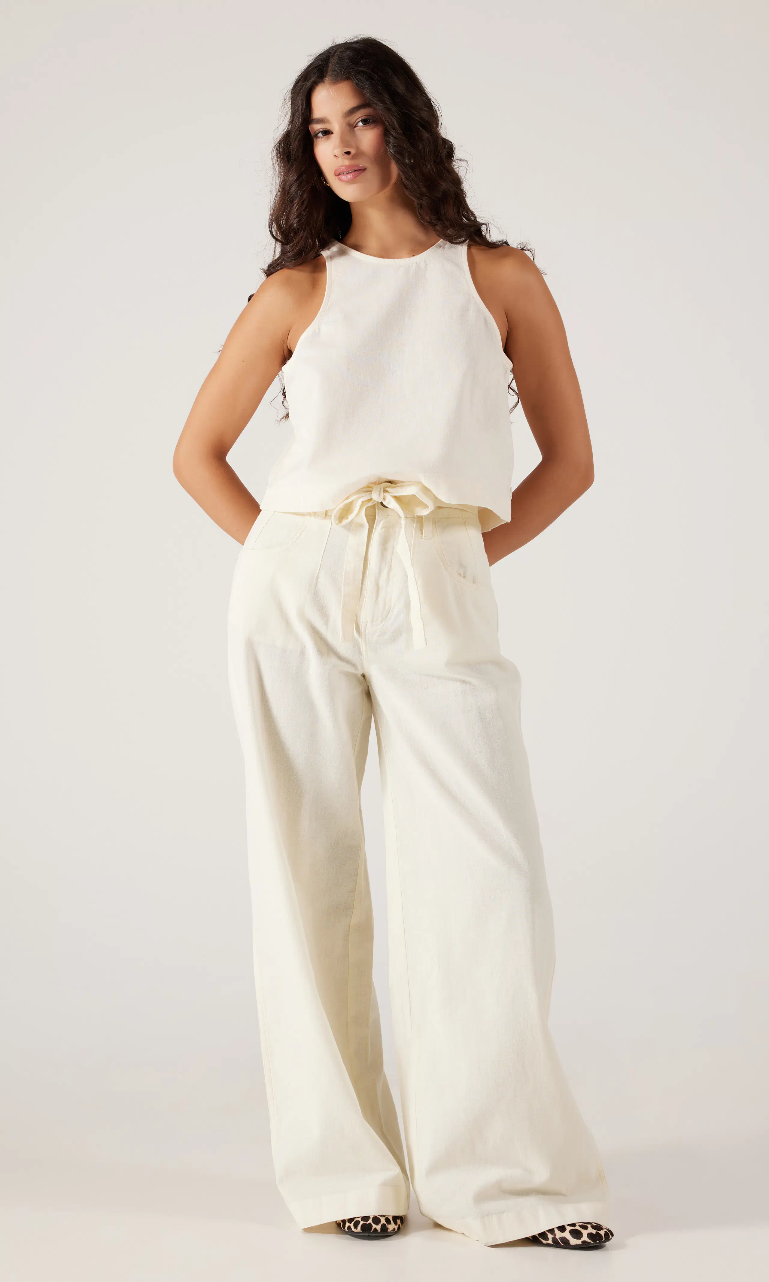 Pleated Hvit Bukse. Front 1. Model.