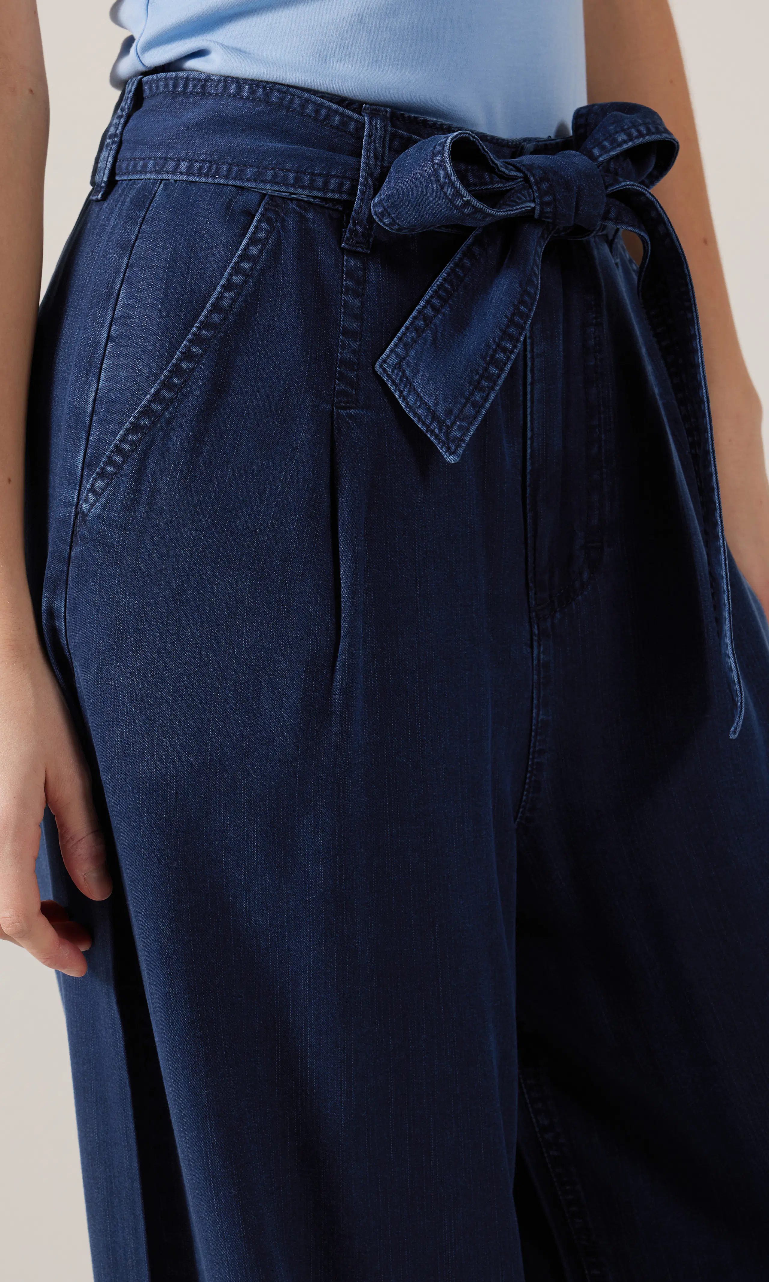 Pleated Wide Leg Housut. Detail 2. Model.