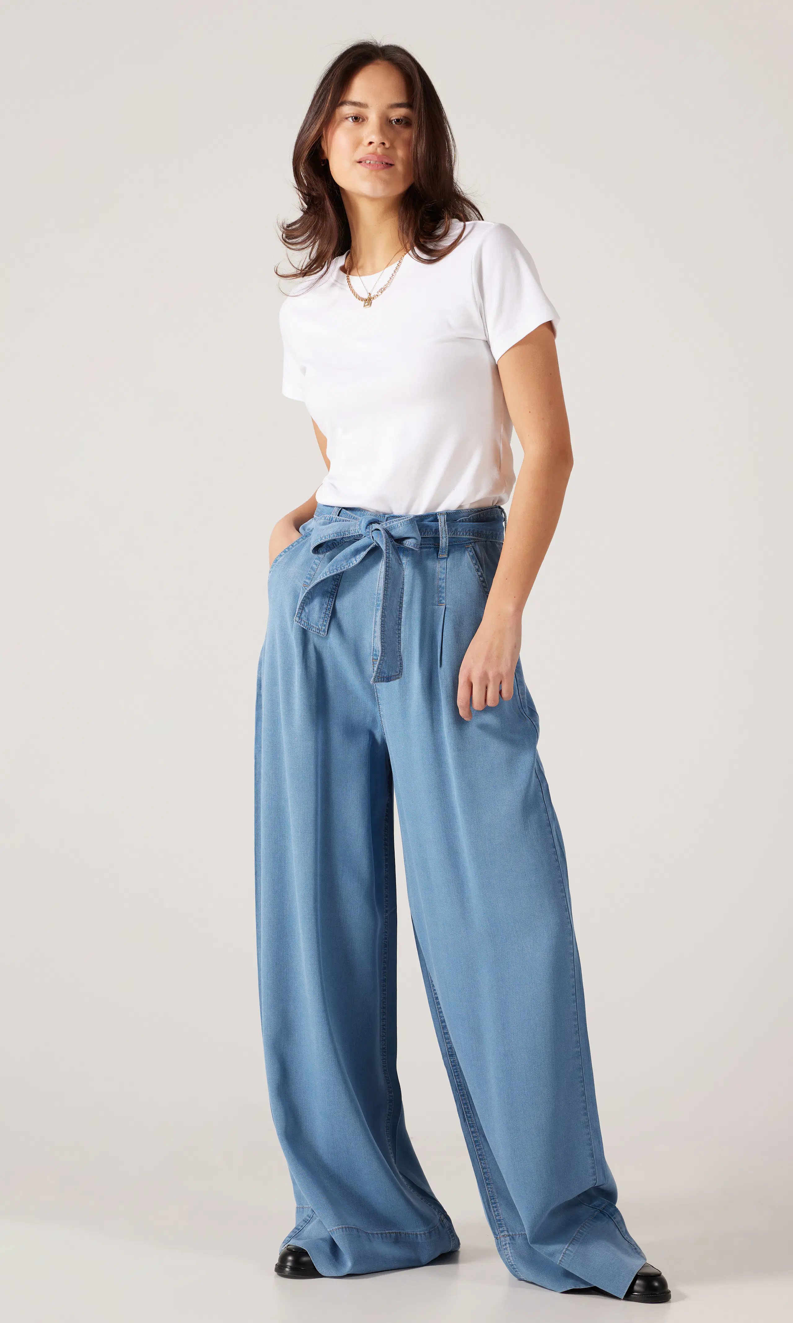 Pleated Wide Leg Medium Blå Bukse. Front 1. Model.