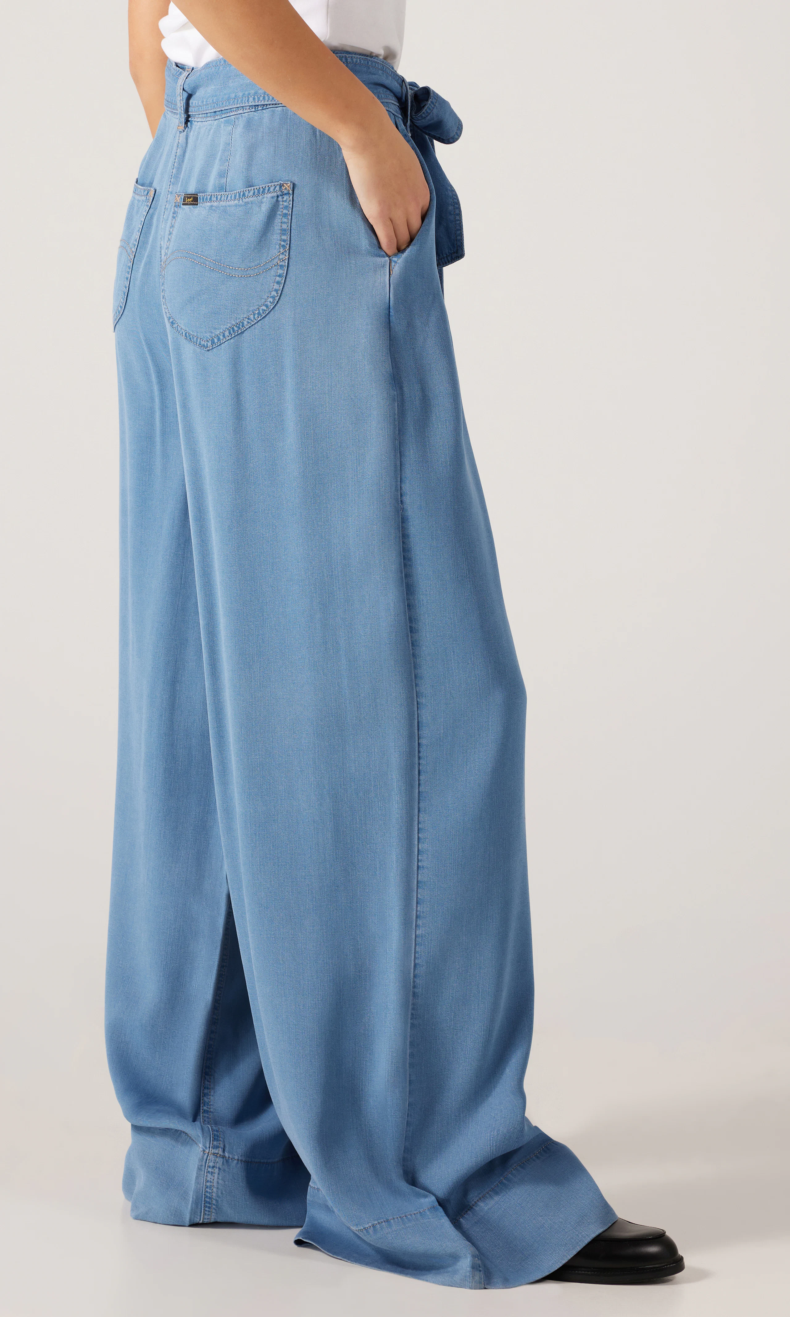 Pleated Wide Leg Medium Blå Bukse. Front 2. Model.