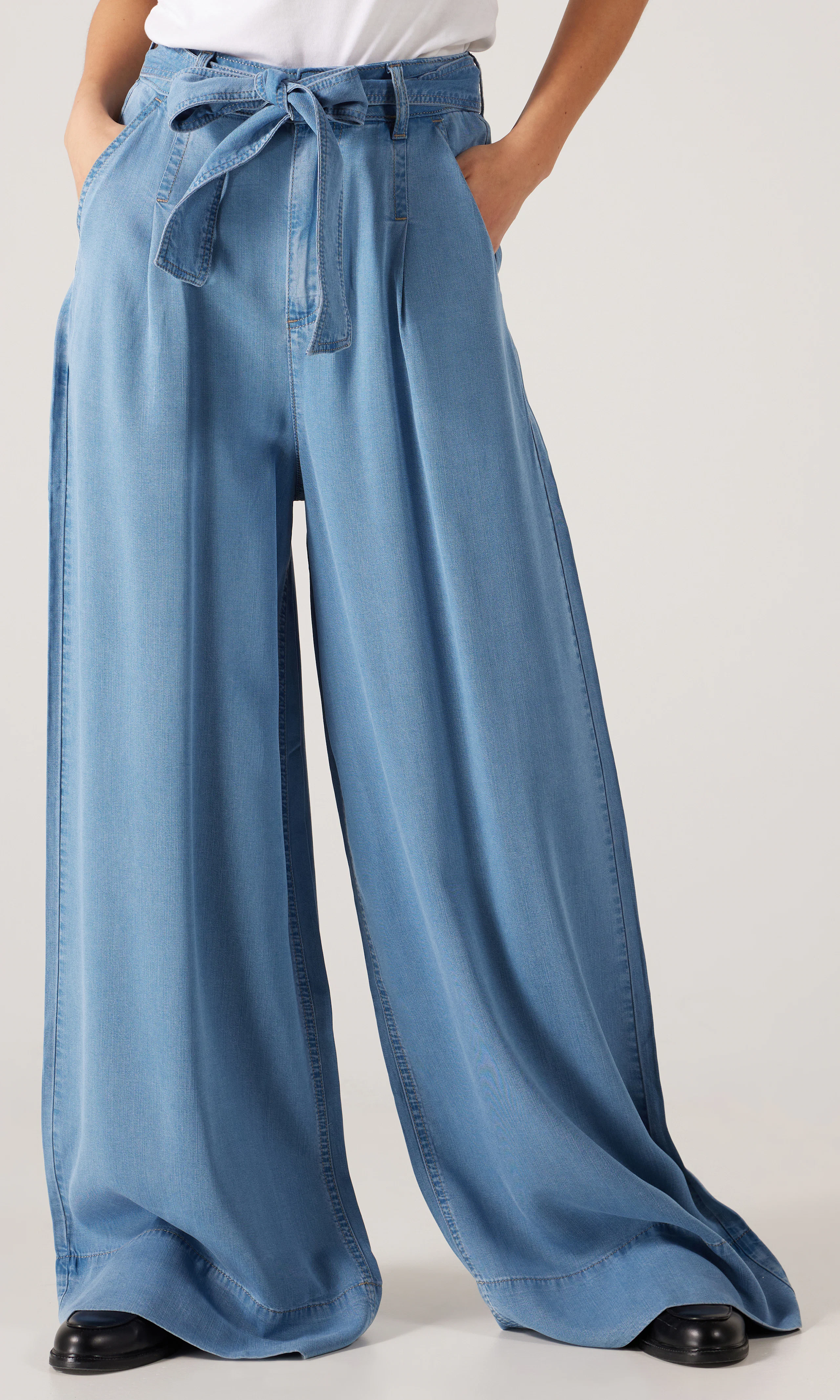Pleated Wide Leg Medium Blå Bukse. Front. Model.