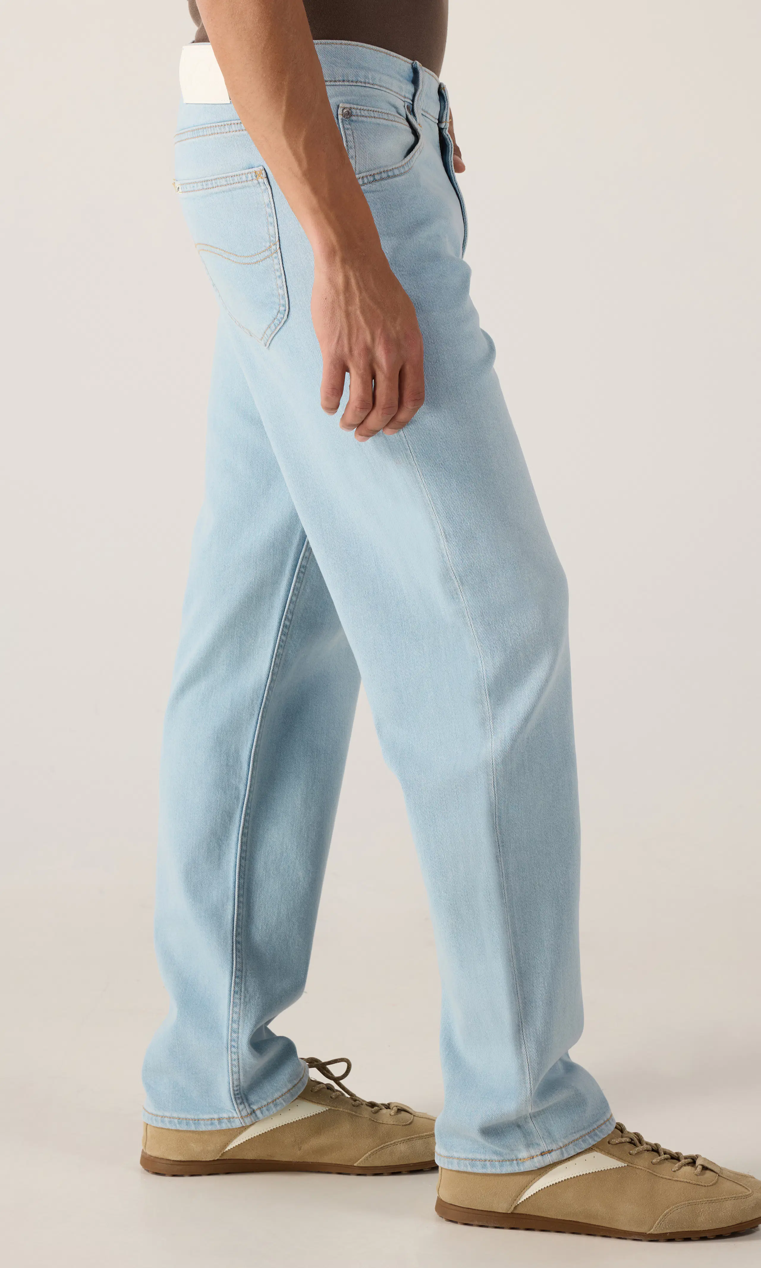 Haden Ljusblå Jeans. Front 2. Model.