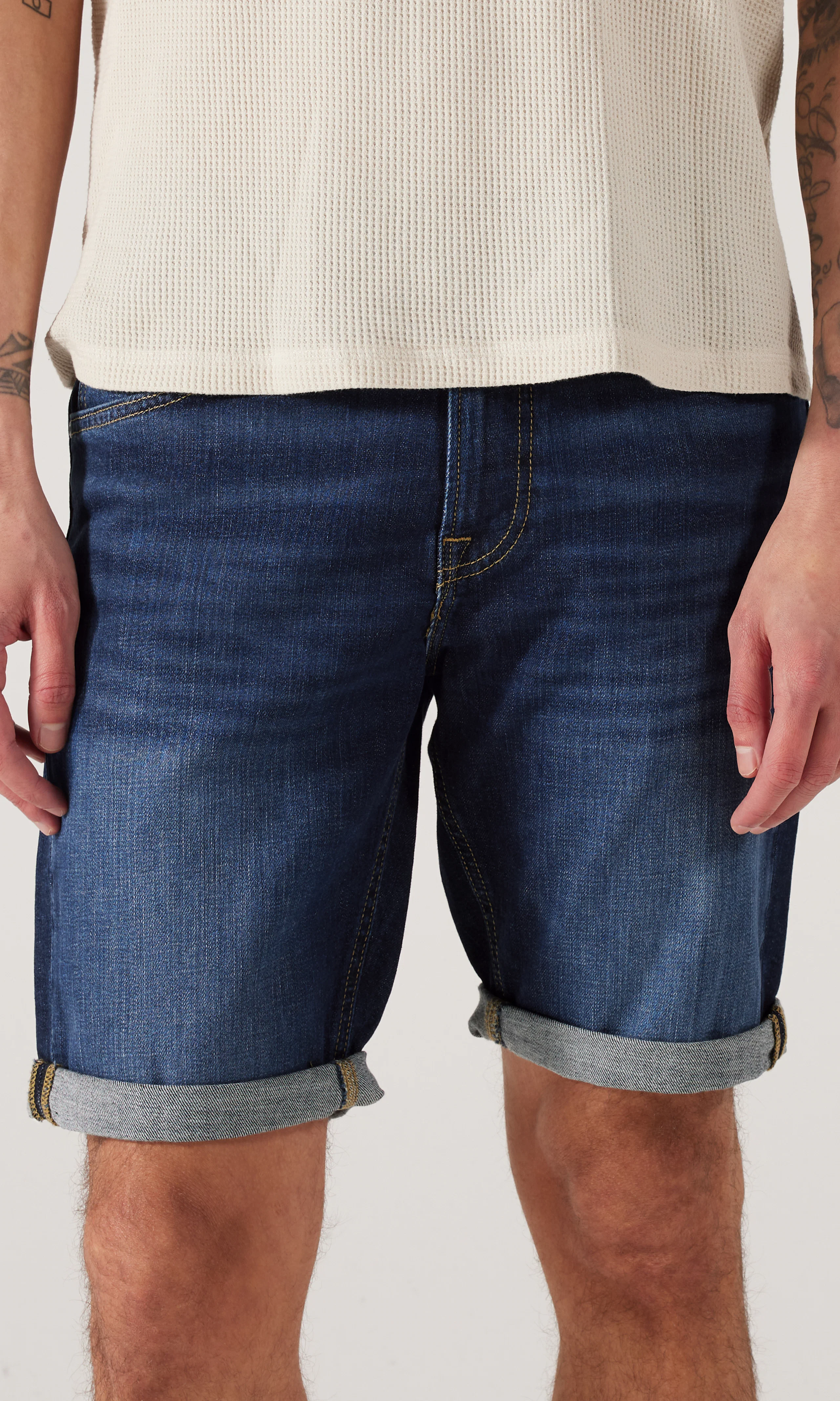 5 Pocket Mörkblå Shorts. Front. Model.
