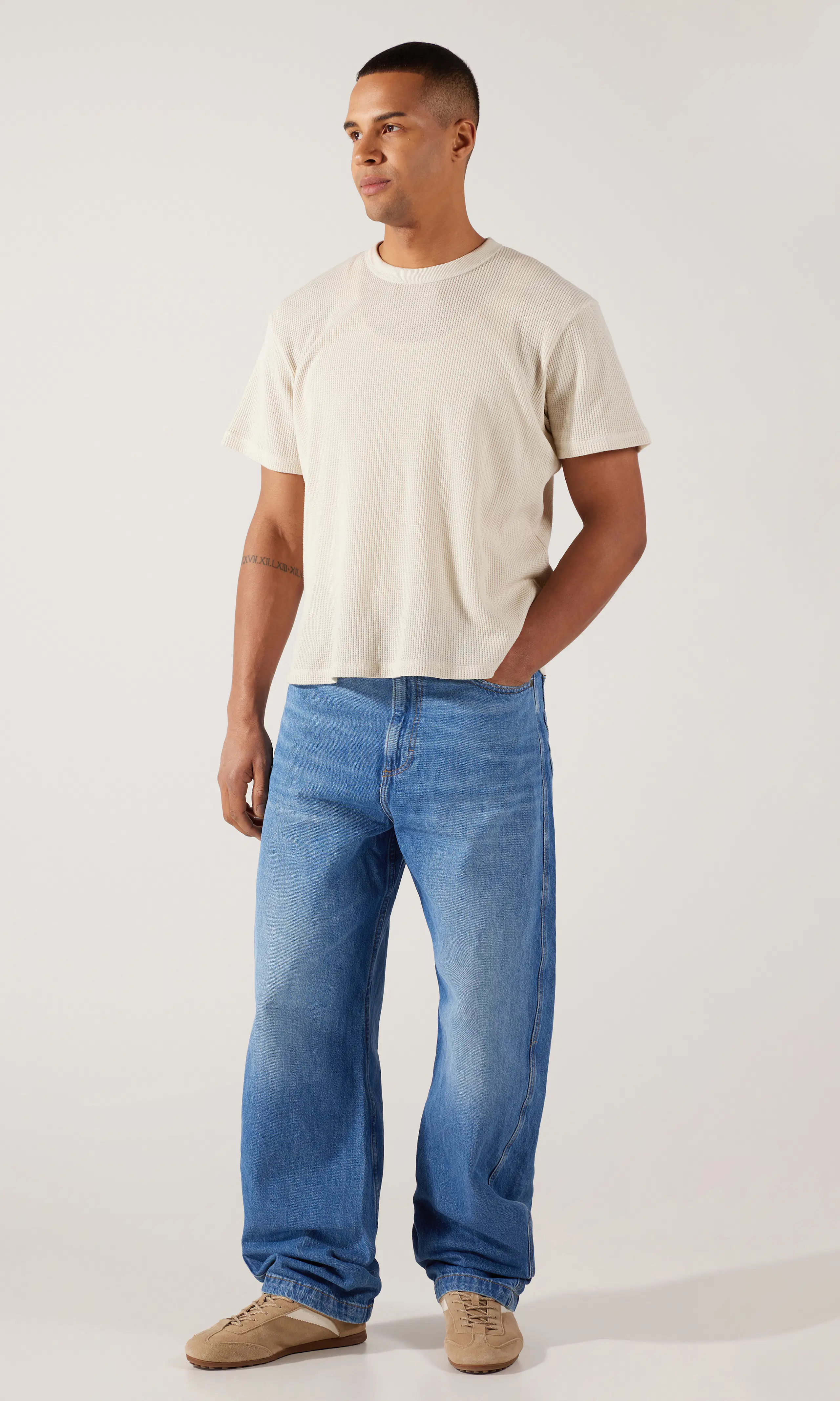 Loose Barrel Medium Blå Jeans. Front 1. Model.