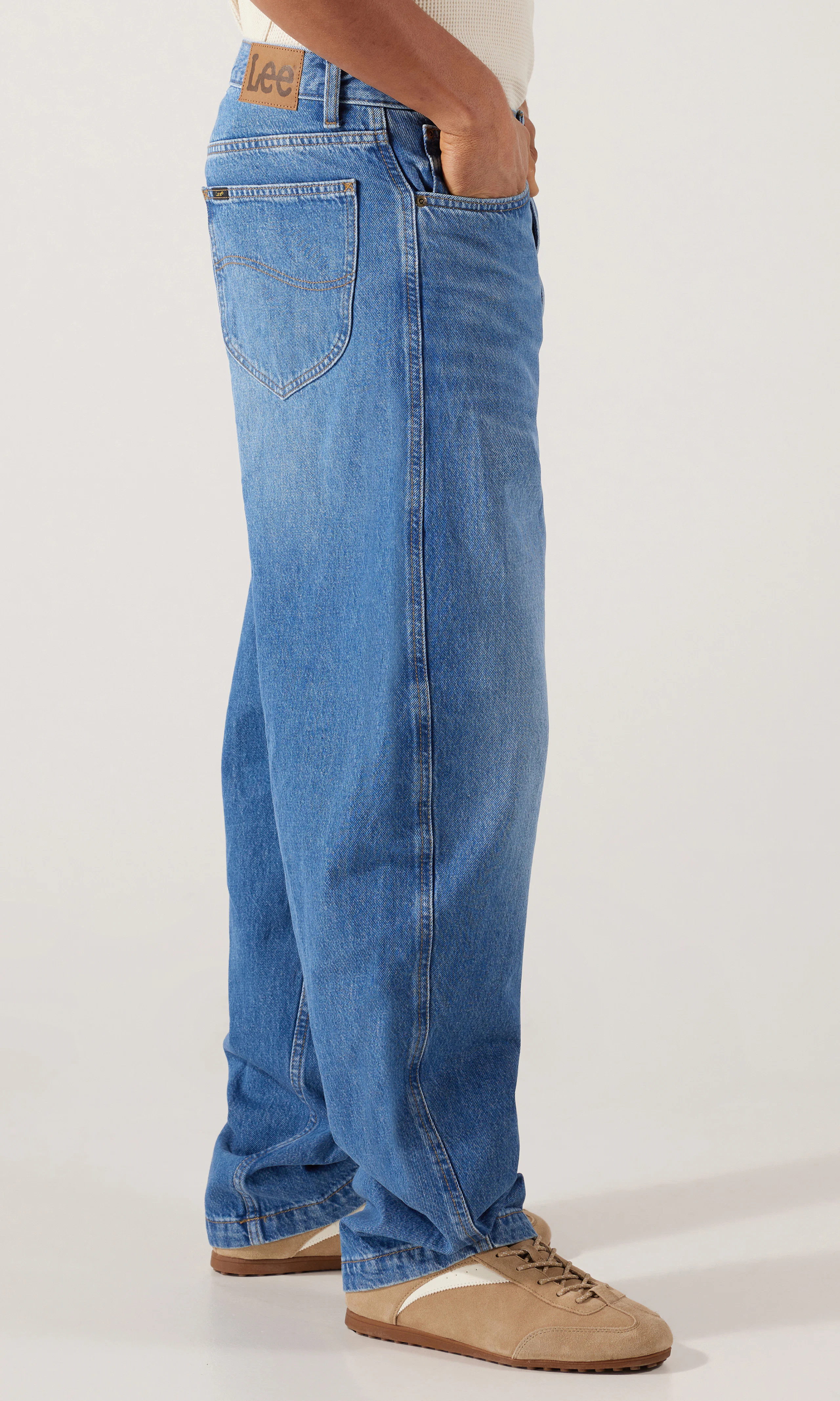 Loose Barrel Medium Blå Jeans. Front 2. Model.