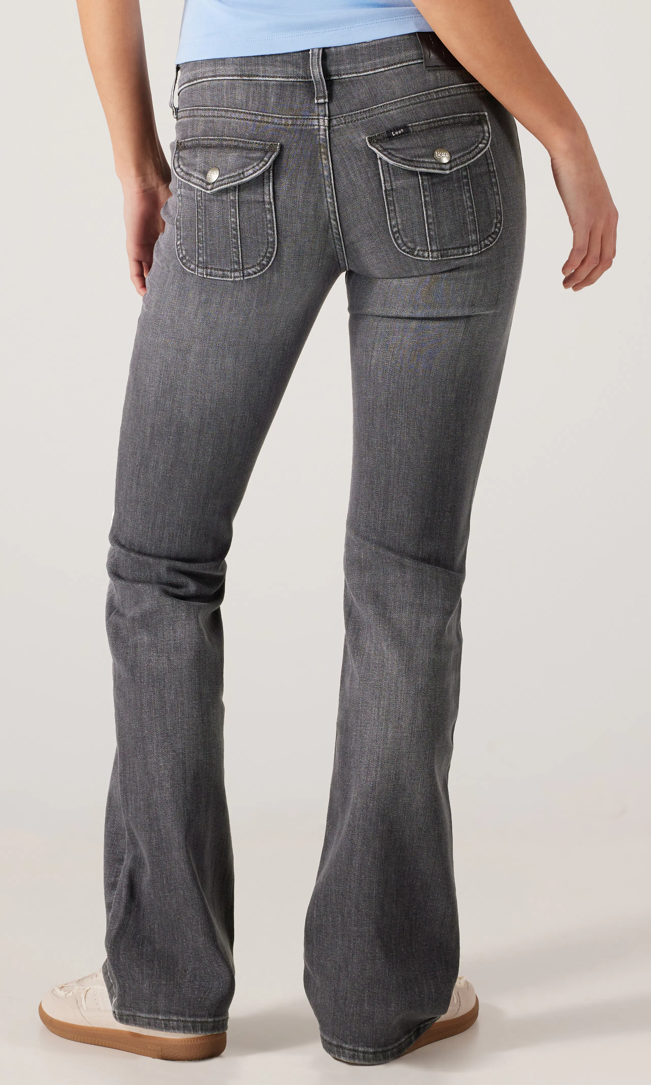 Flap Pocket Jessica Grå Jeans. Back. Model.