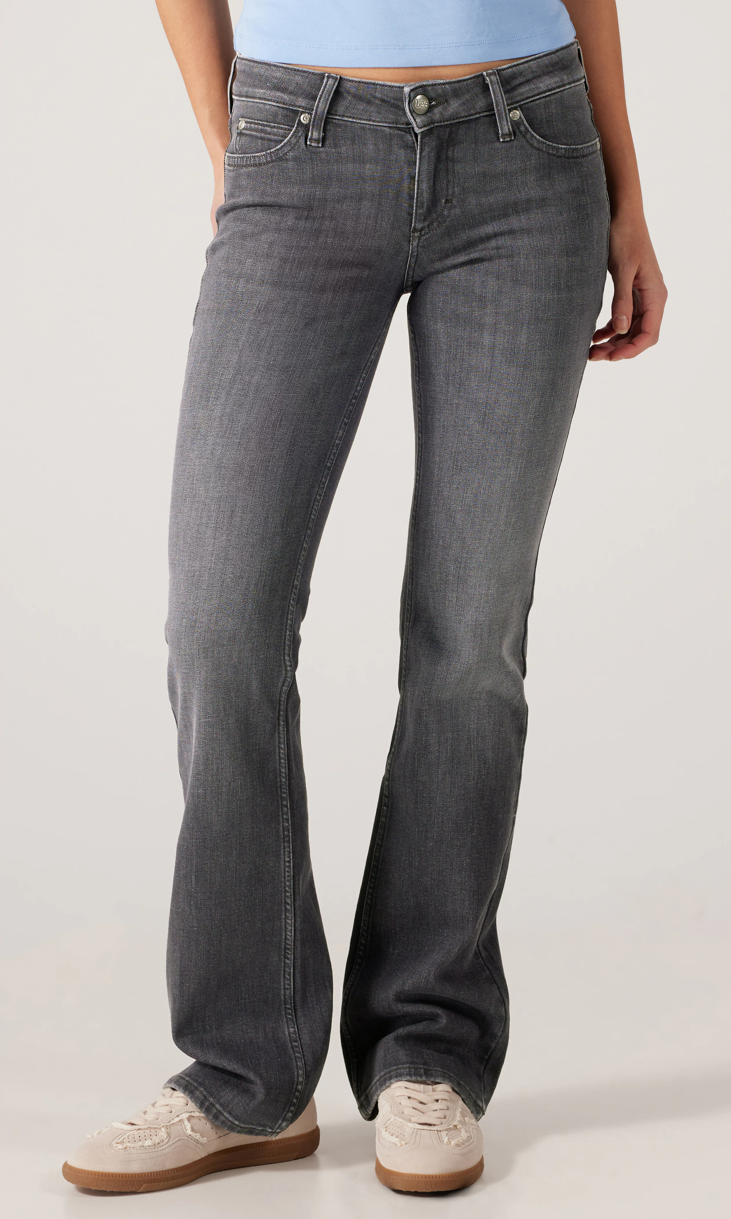 Flap Pocket Jessica Grå Jeans. Front. Model.