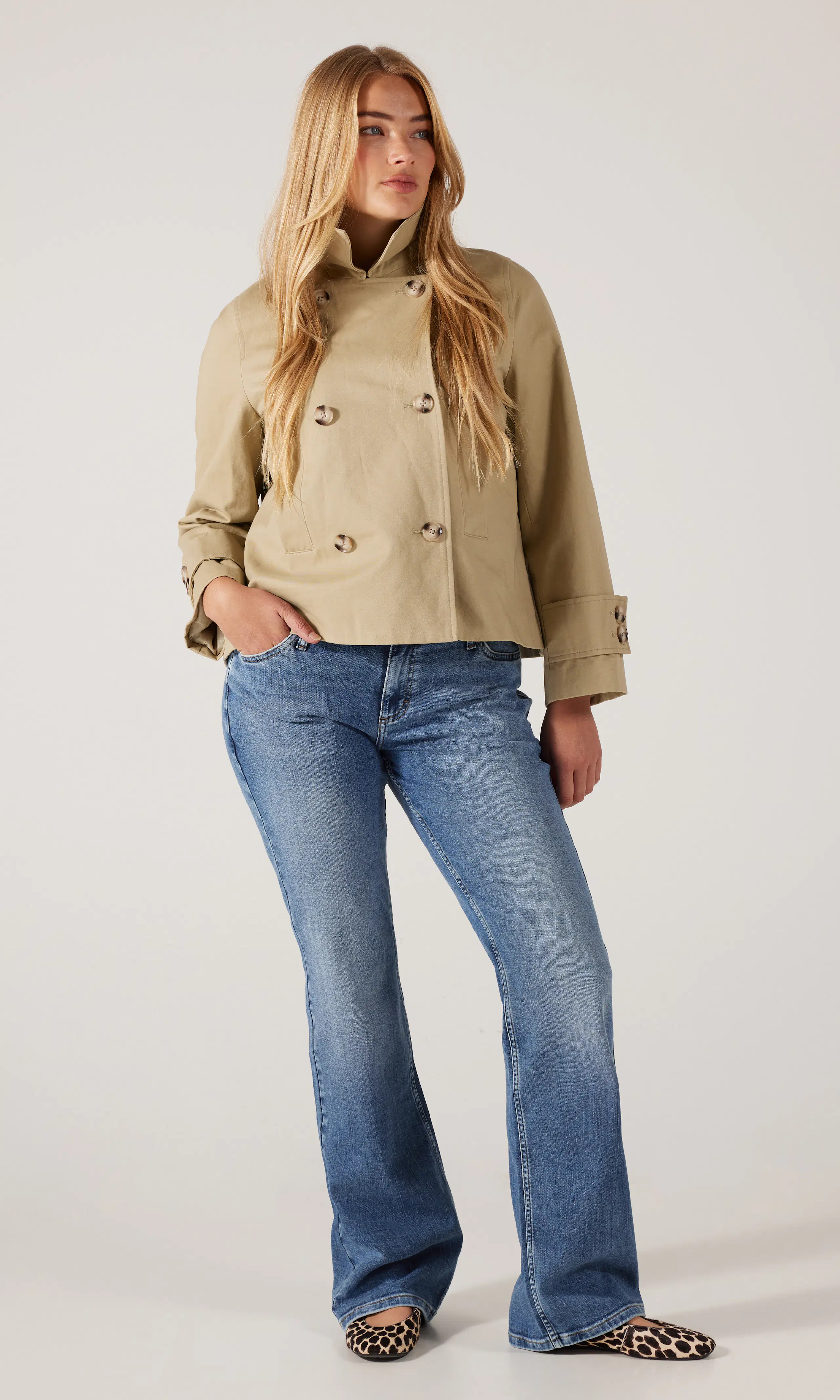 Flap Pocket Jessica Ljusblå Jeans. Front 1. Model.