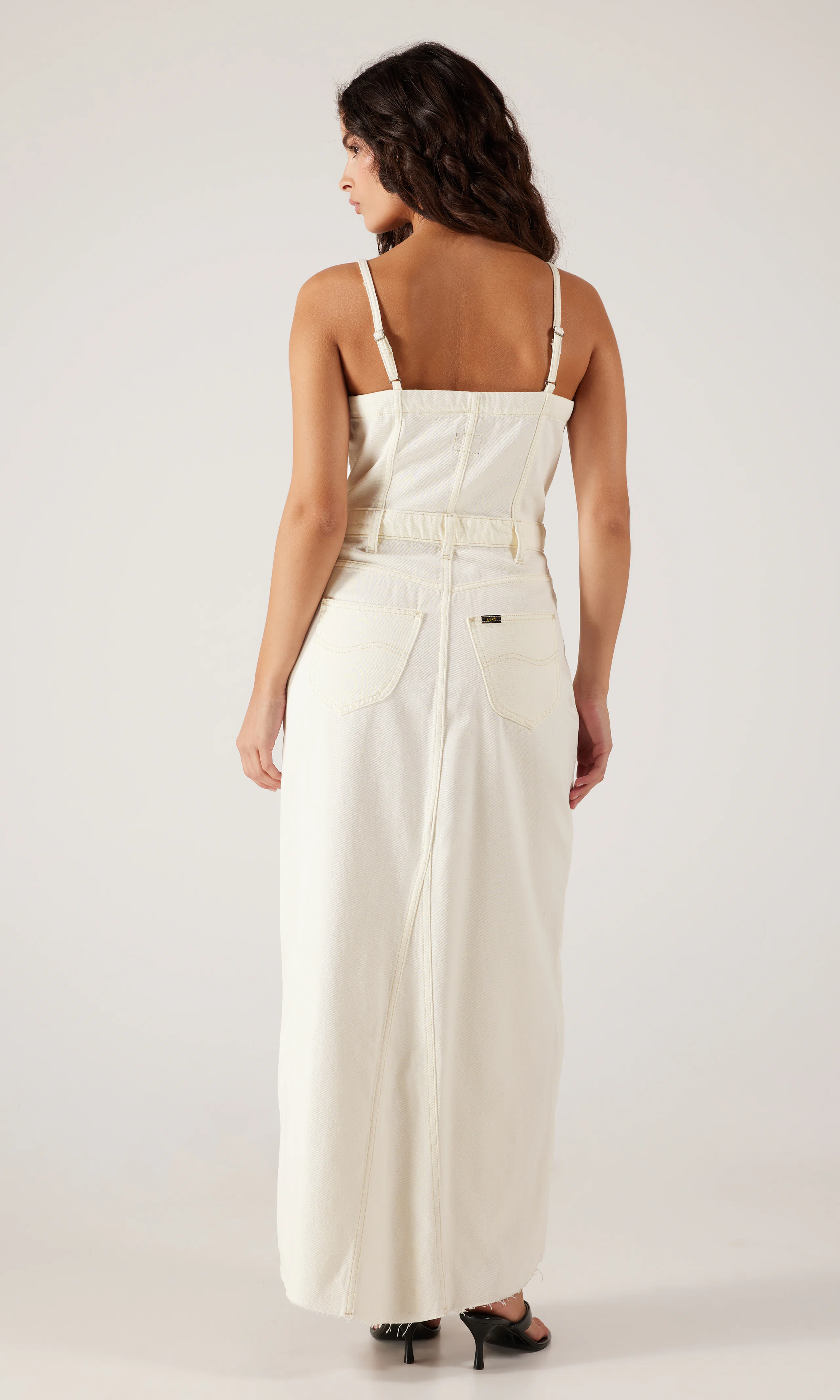 Maxi Denim Hvit Kjole. Back. Model.