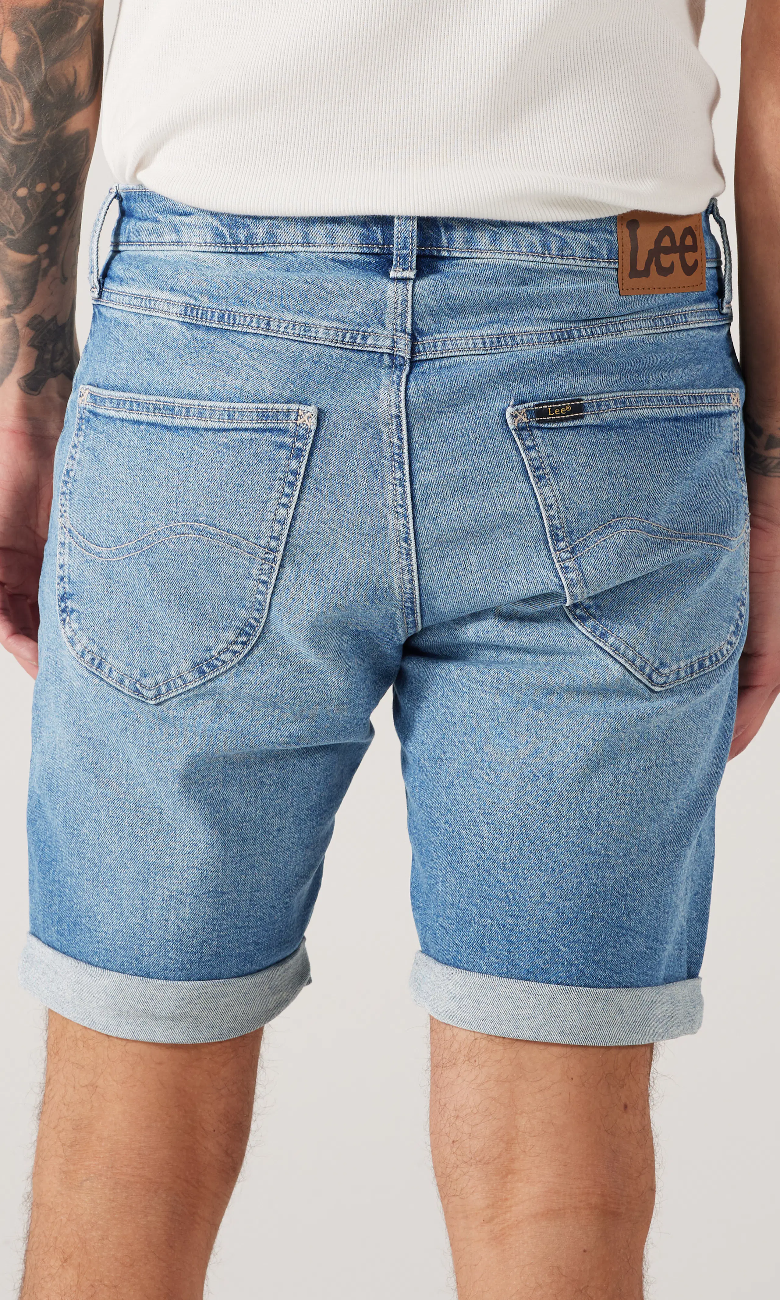 5 Pocket Lys Blå Shorts. Back. Model.