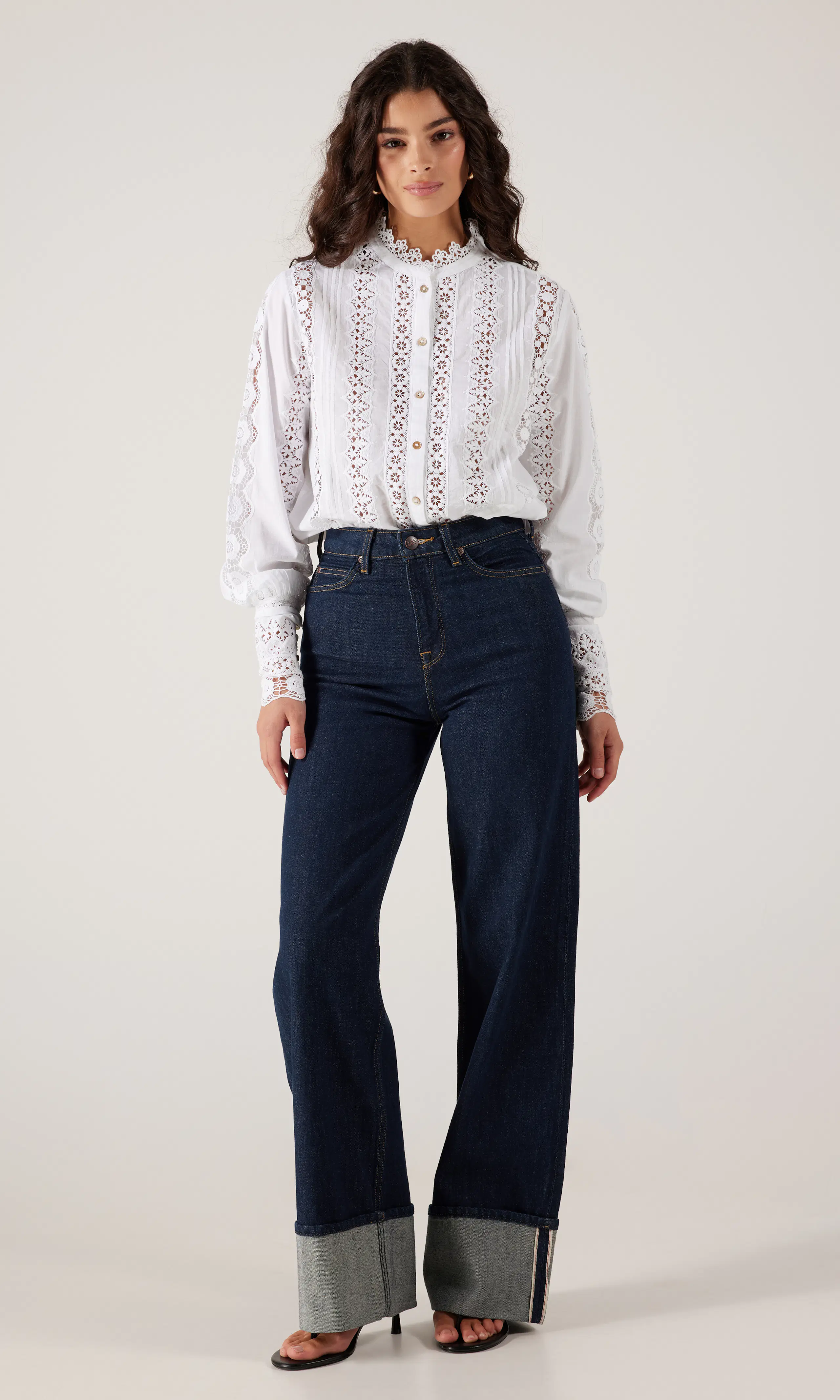 Stella Mörkblå Jeans. Front 1. Model.