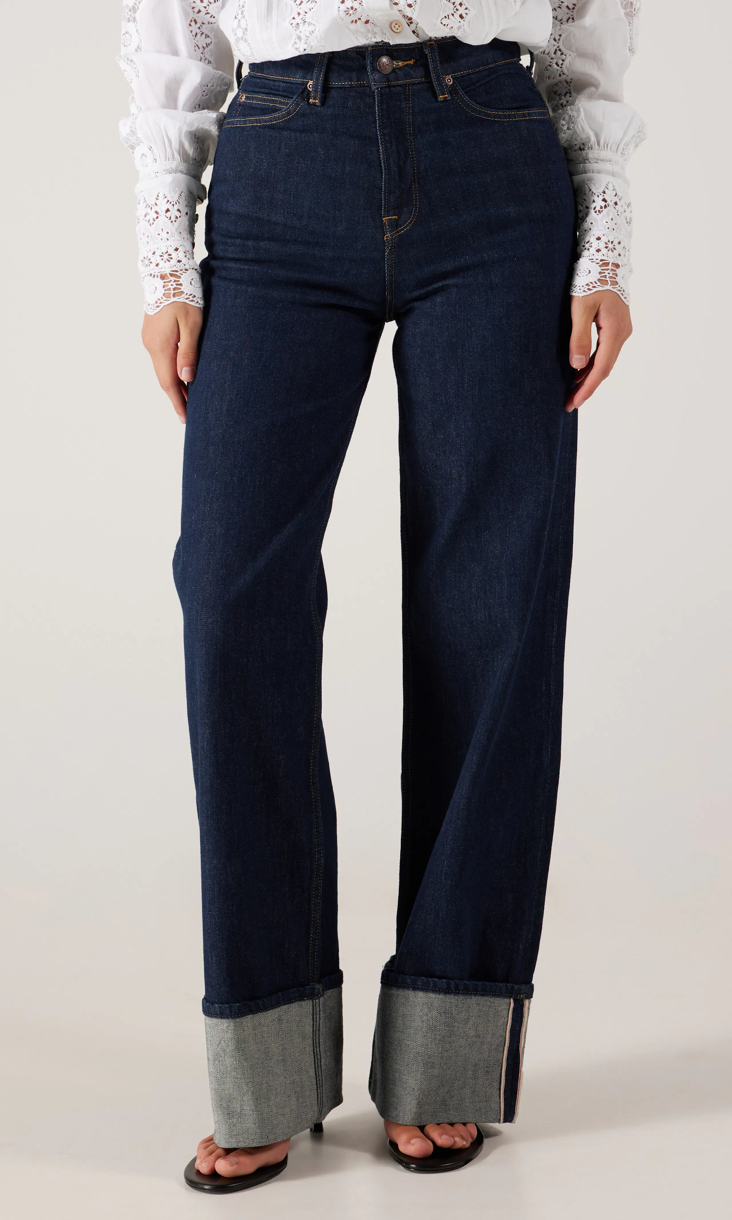 Stella Mörkblå Jeans. Front. Model.